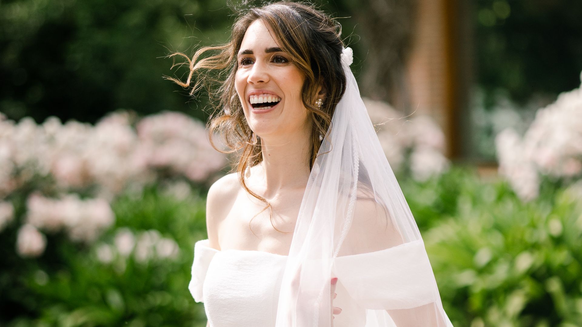 Laura, la periodista que inspiró su ramo en 'Gossip Girl', diseñó la papelería y se casó en una bodega de La Rioja Alavesa