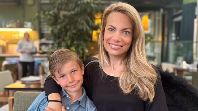 Plano medio de Carla Goyanes y su hijo Santi en un restaurante
