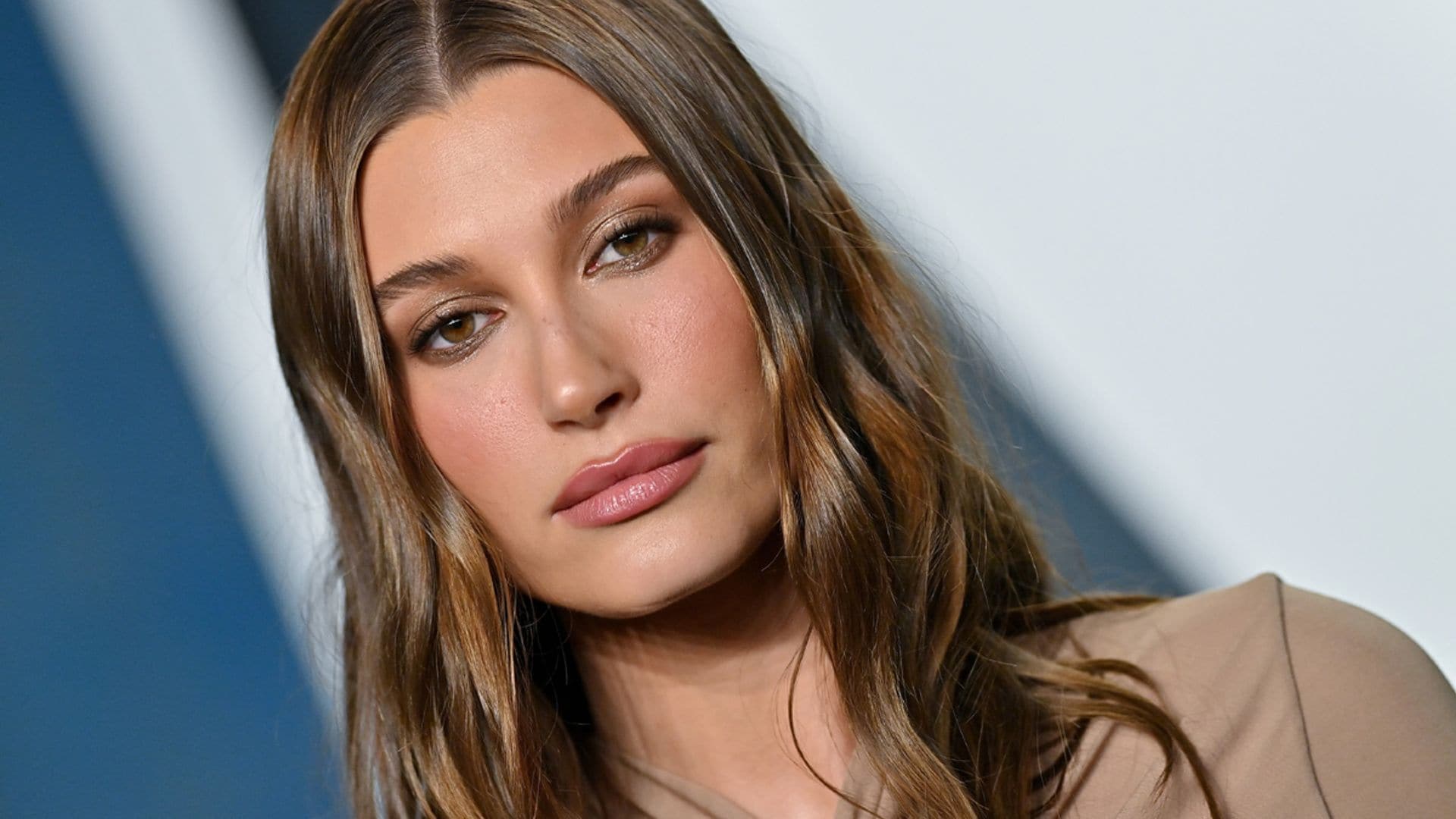 Hailey Bieber y el sensual vestido de invitada 'Barbie' que copiaremos para nuestra próxima fiesta
