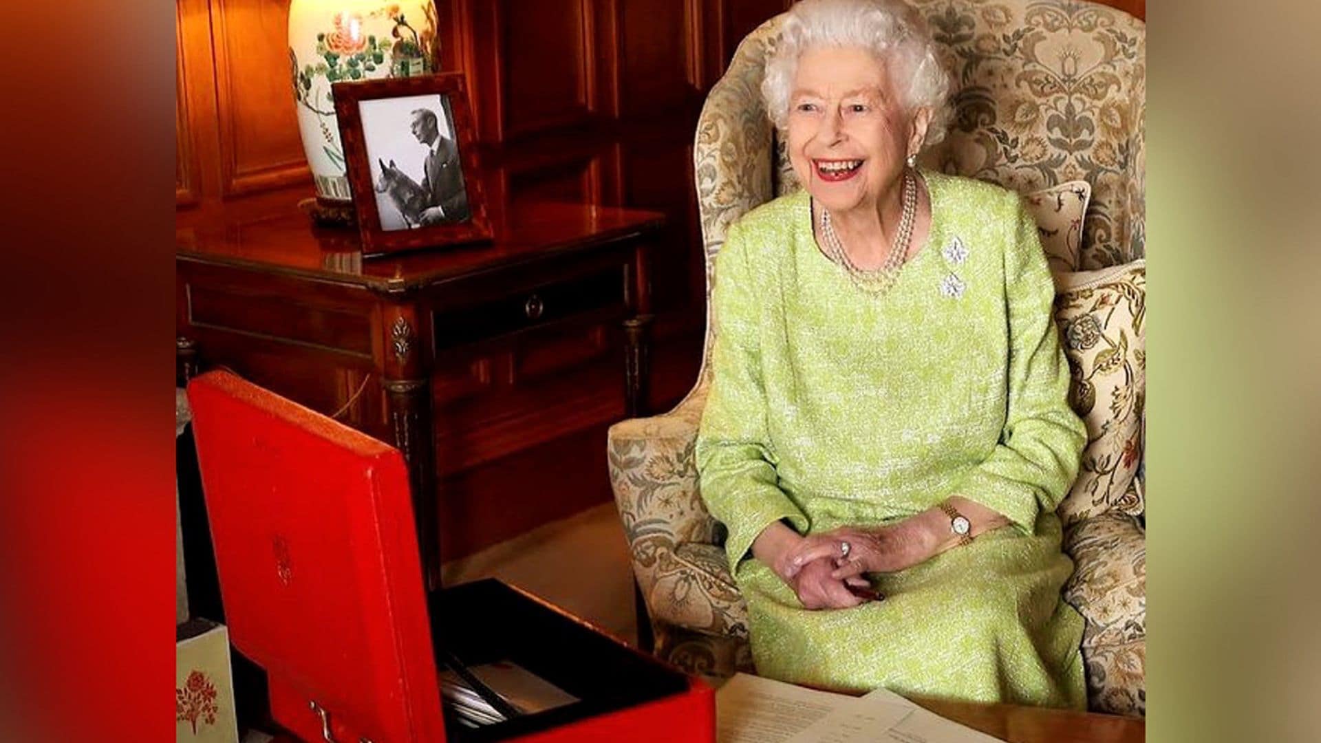 Nueva foto de la Reina con una de sus famosas cajas rojas, ¿qué guardan en su interior?