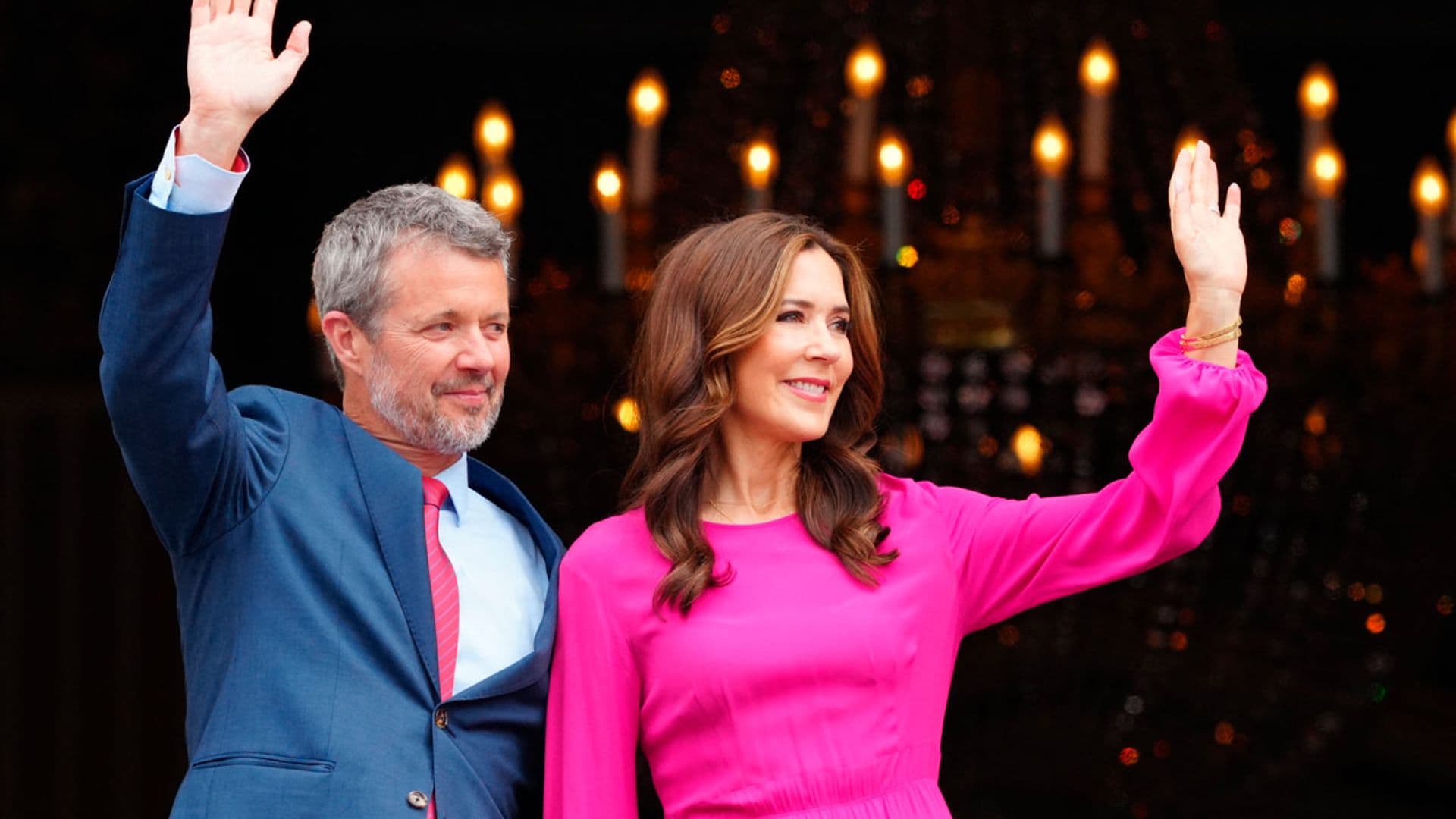 Mary de Dinamarca deslumbra con un elegantísimo vestido fucsia con detalles plisados en el cumpleaños del rey Federico