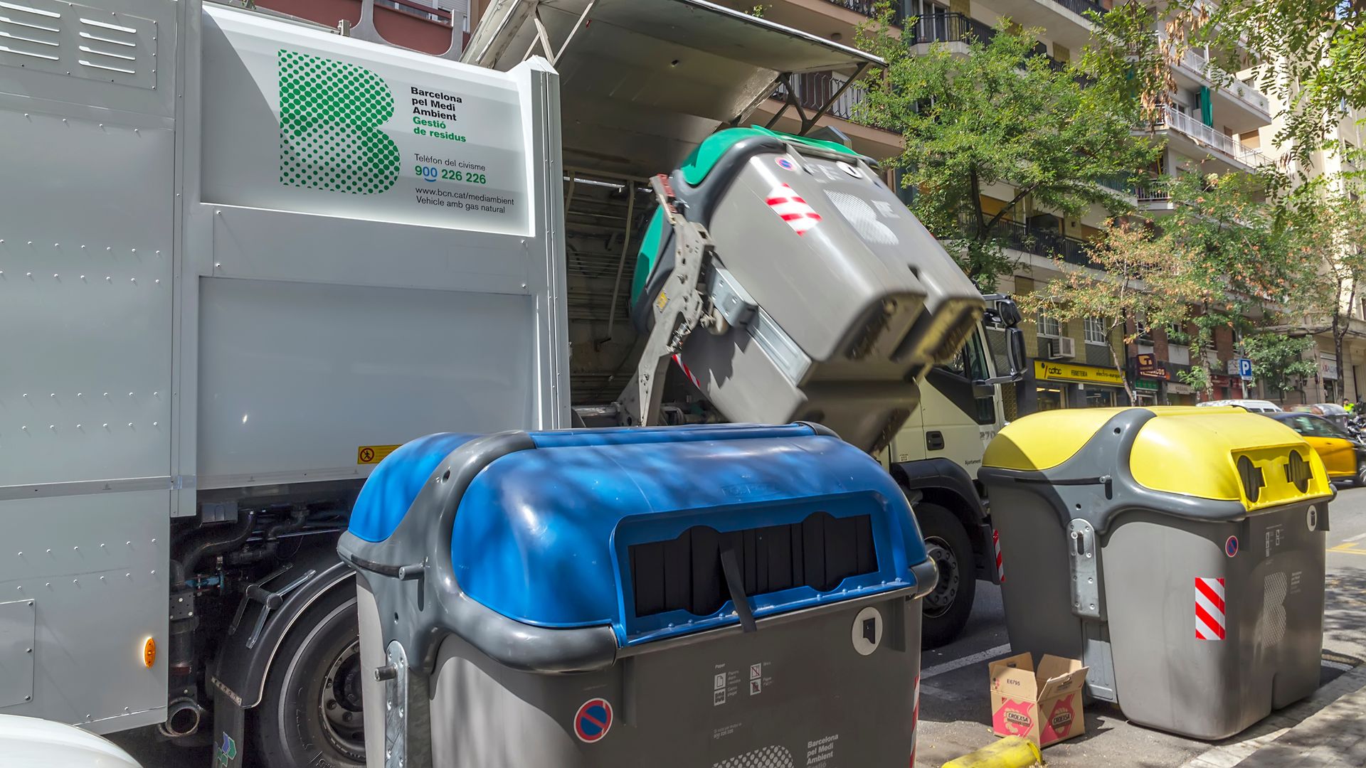 Camión recogiendo basura