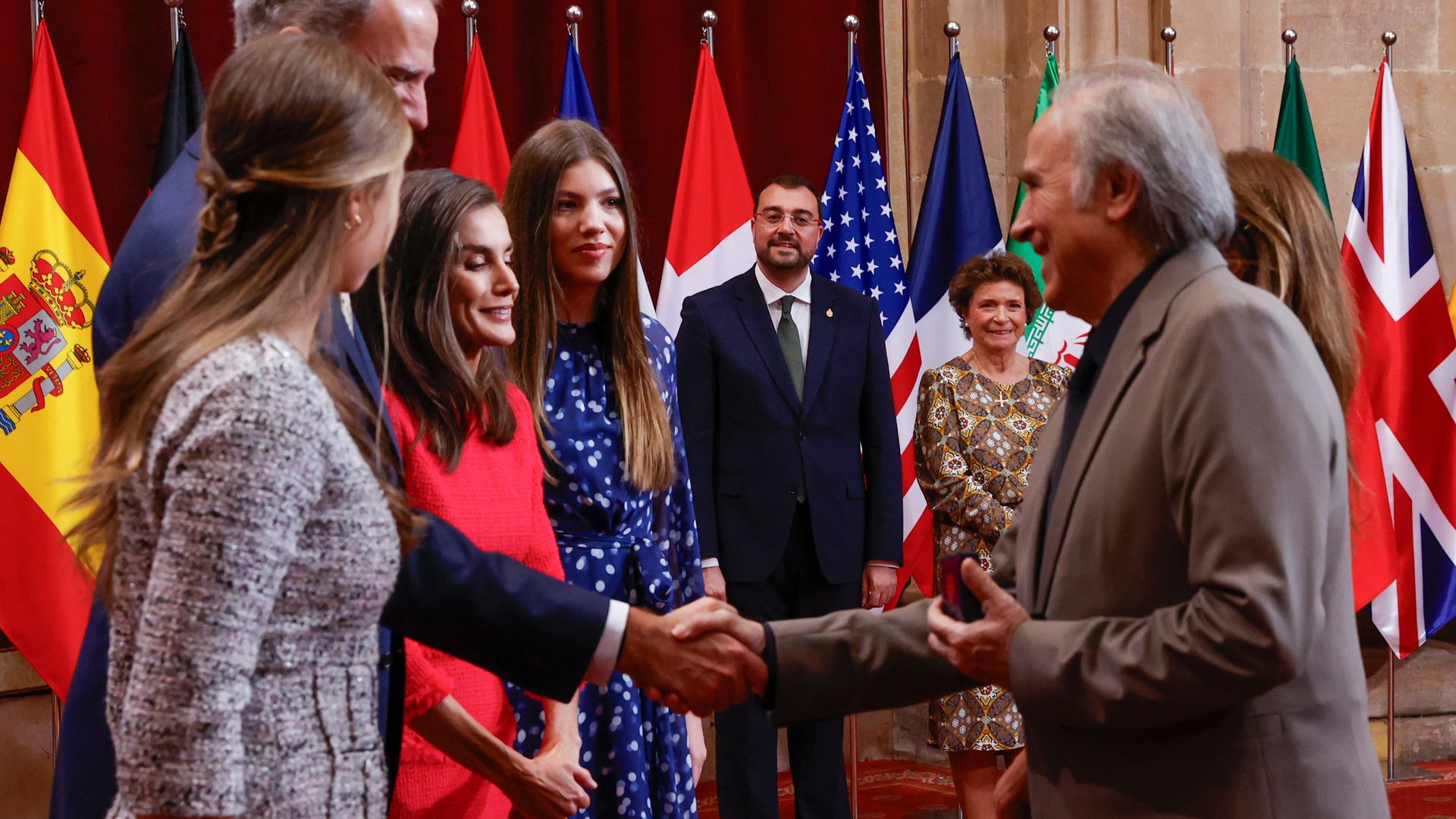 Los dos besos de Serrat a Letizia o los despistes de Felipe VI: anécdotas y curiosidades de los Princesa de Asturias