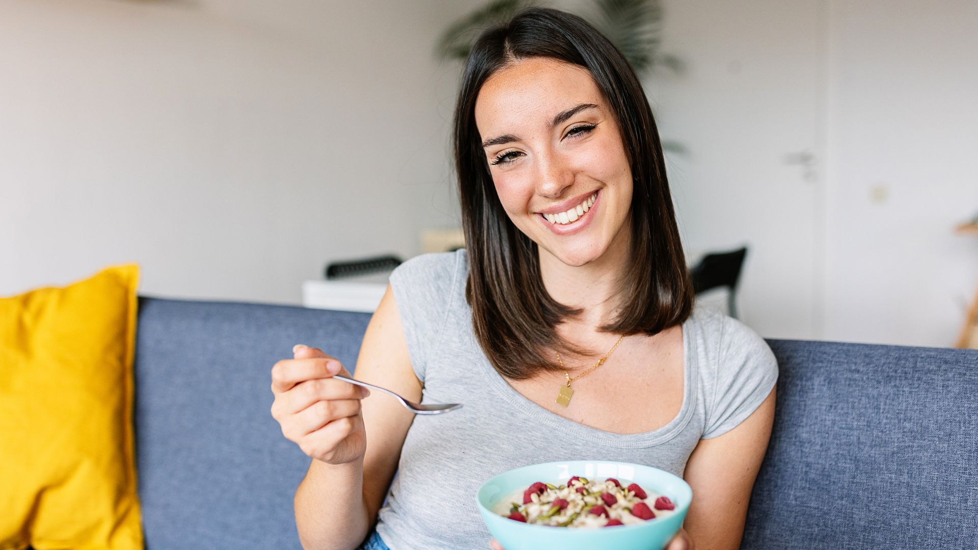 chica yogur frutos rojos