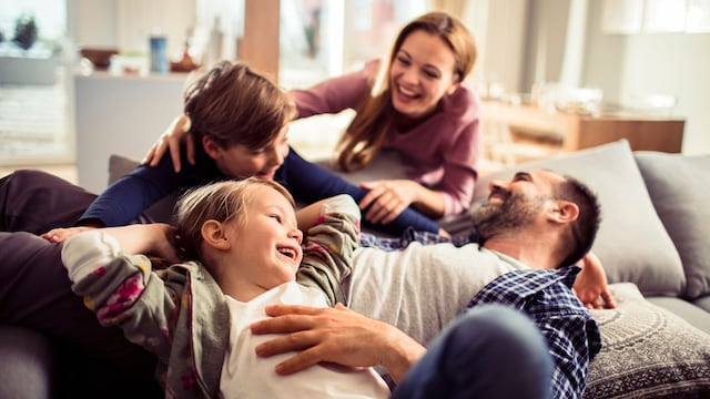 Familia feliz en el salón de casa