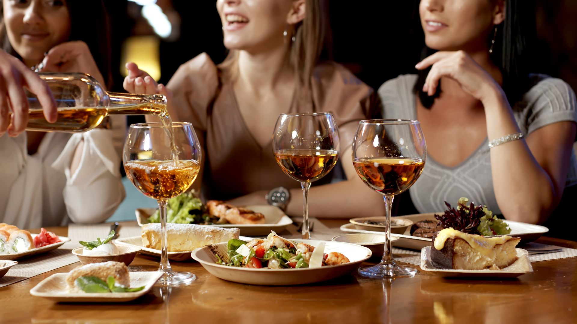 Mujeres comiendo y bebiendo