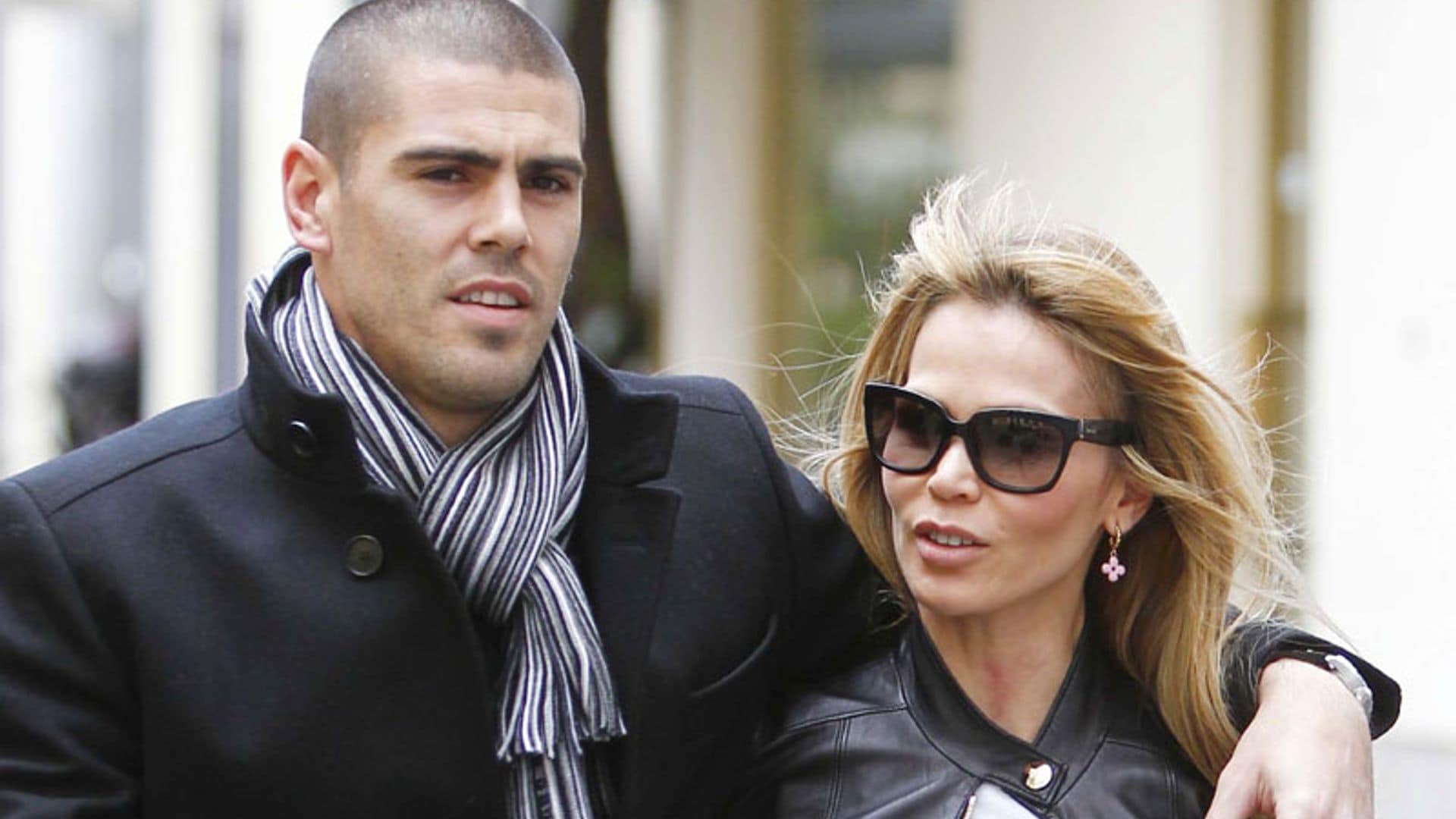 Víctor Valdés y Yolanda Cardona, una historia de amor de casi una década que ha acabado en boda