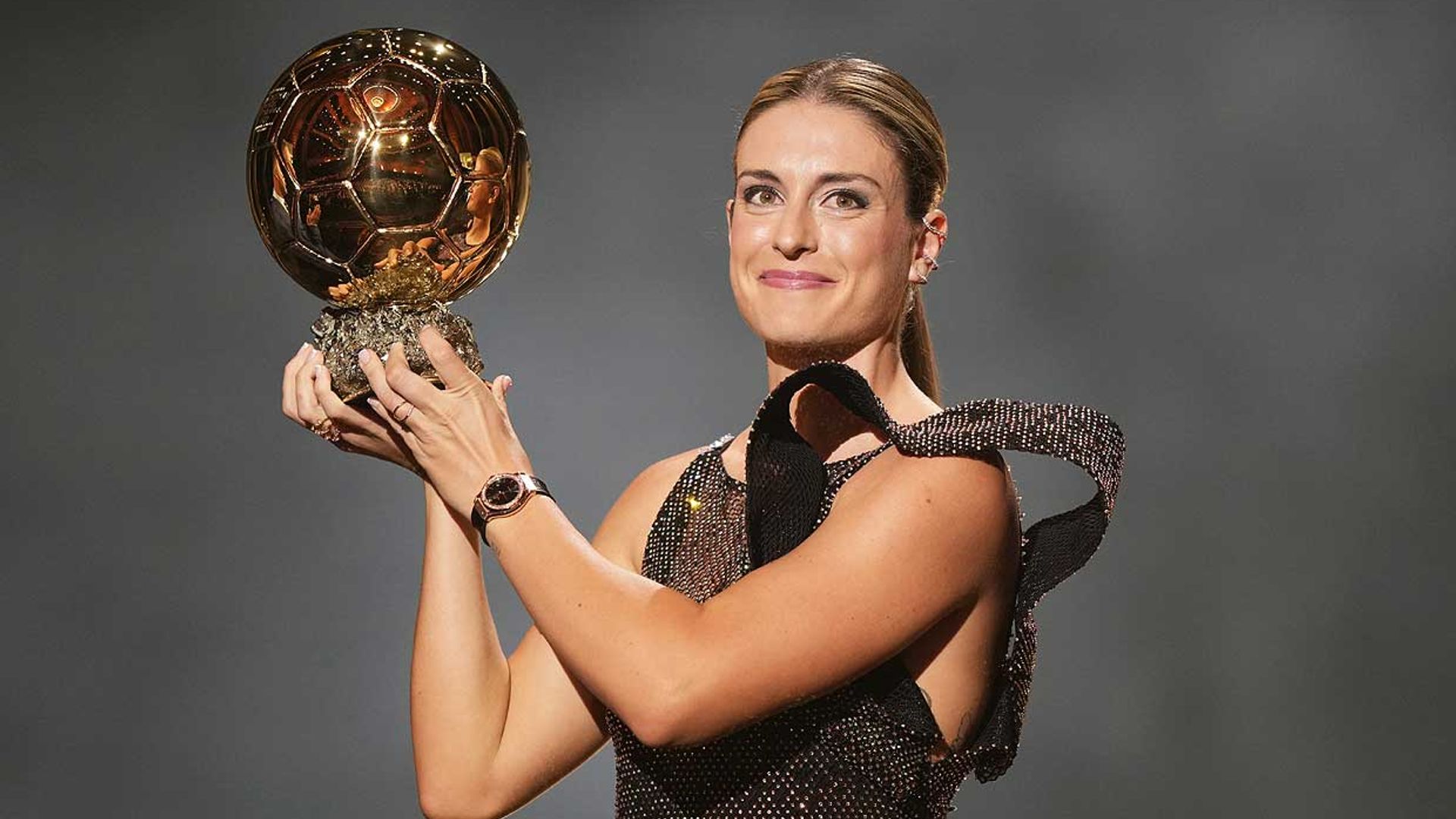 Alexia Putellas logra su segundo  Balón de Oro convertida en una 'sirena dorada'