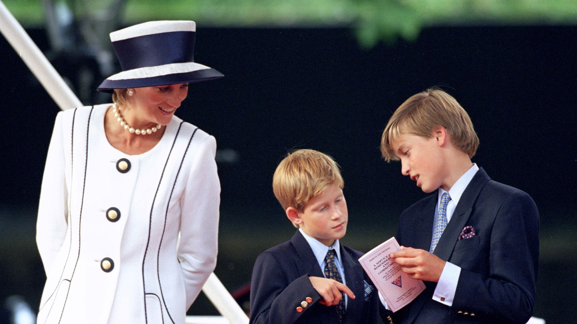 La princesa Diana de Gales con los príncipes Guillermo y Harry 