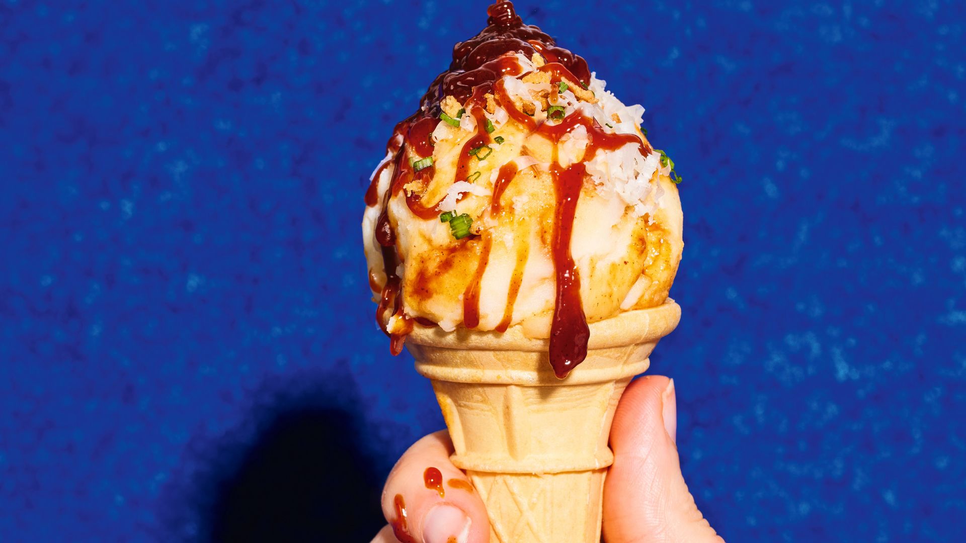 Parece helado, pero no lo es: la receta con patata más sorprendente y apetecible con salsa barbacoa