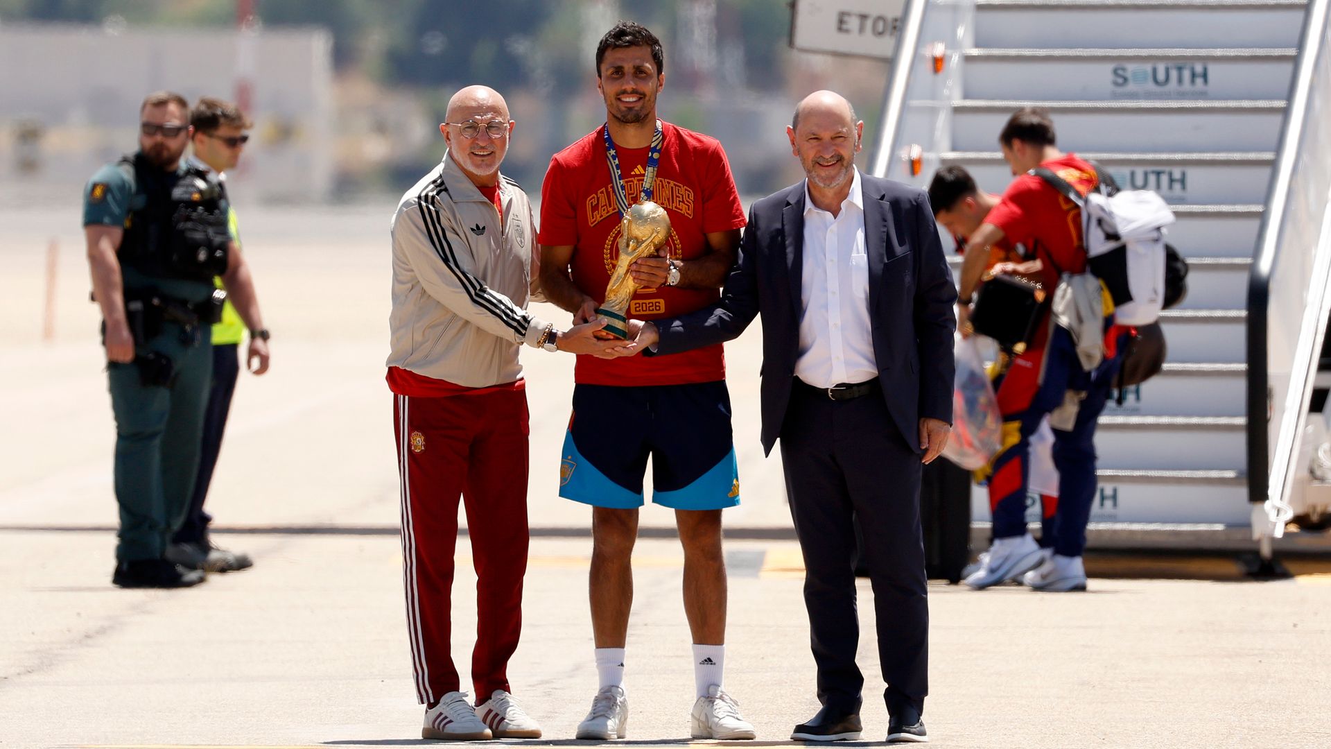 Los campeones del Mundo ya están en Madrid: la selección española aterriza en Barajas