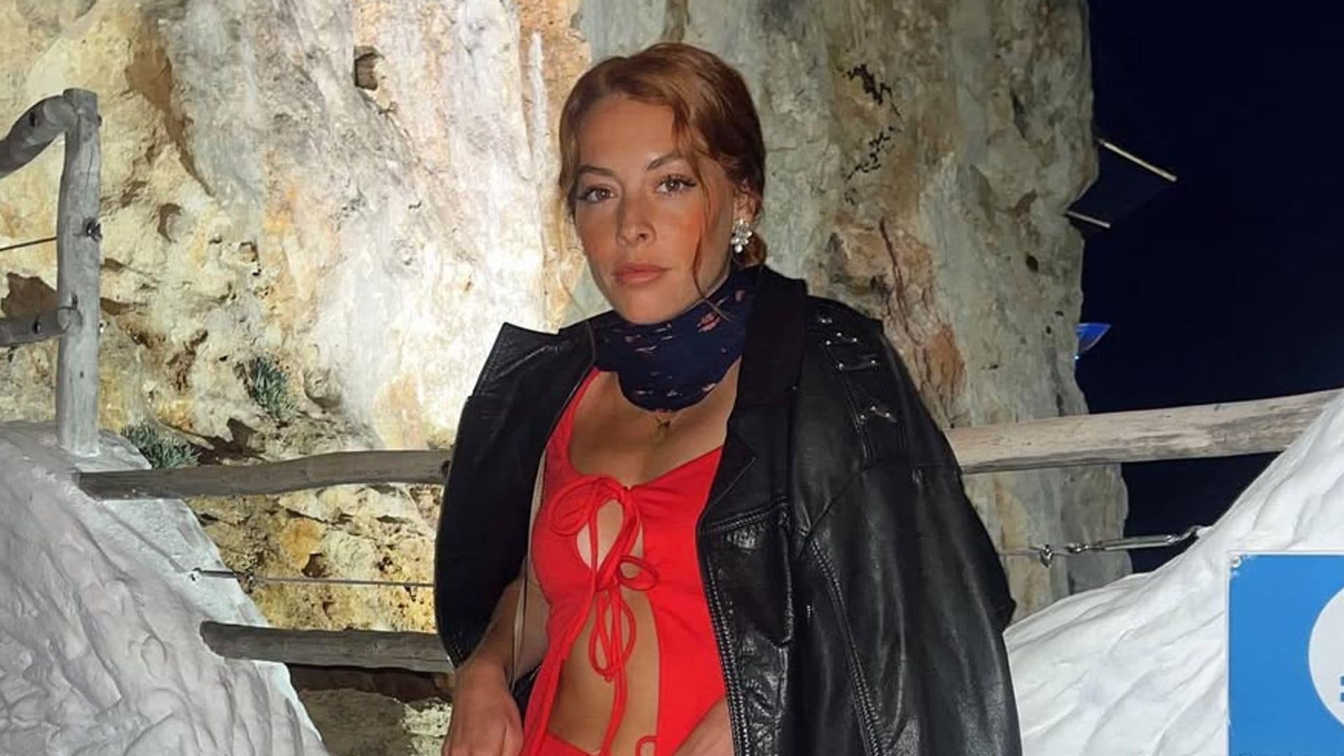 Belén Écija adelanta la Navidad con un diseño de volantes y la manicura 'Frozen' que arrasará en diciembre