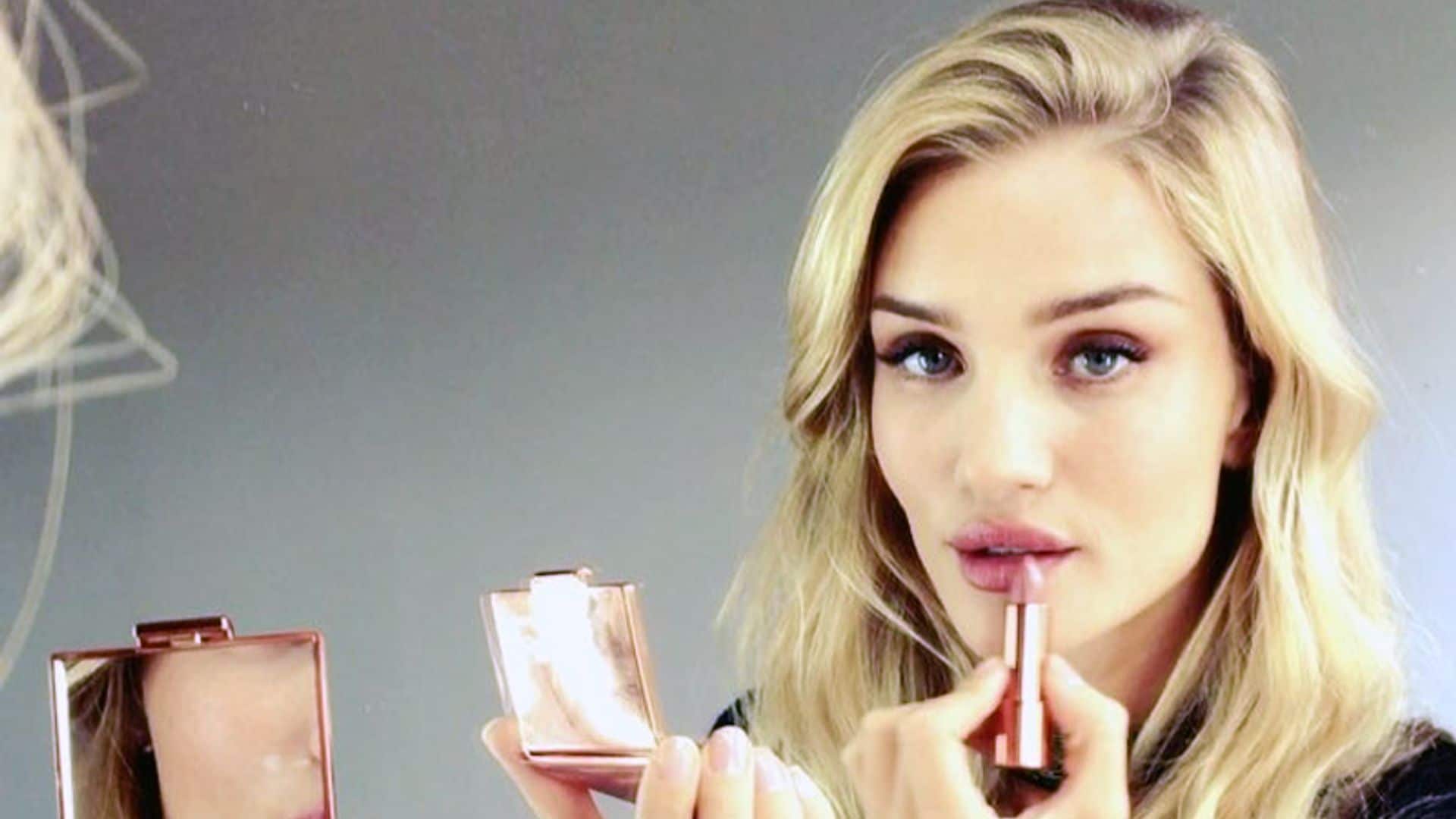 Rosie Huntington-Whiteley y los 12 productos de maquillaje que debes dominar a los 30