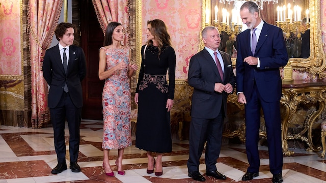 En el 2023 los Reyes de Jordania estuvieron en el Palacio Real de Madrid y pidieron a don Felipe y a doña Letizia que les 'devolvieran la visita'. En la imagen también esta el hijo pequeño de los monarcas hachemitas, el príncipe Hashem, que participaba por primera vez en la agenda internacional de sus padres