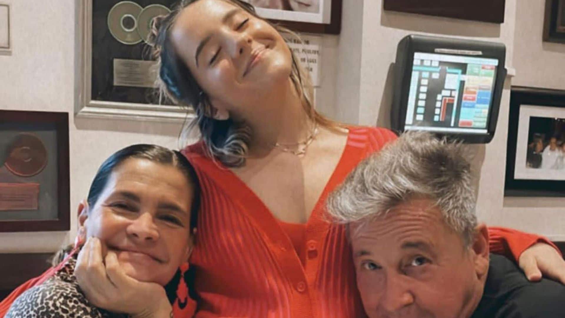Así fue el emotivo reencuentro en Madrid de Ricardo Montaner y su esposa con Evaluna y la pequeña Índigo