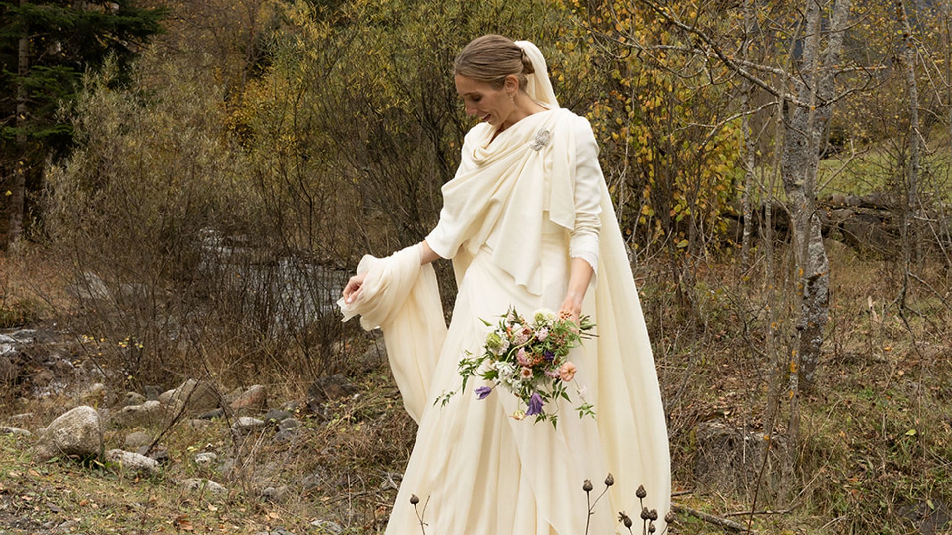 La boda de Laura en el Valle de Arán: un velo que antes fue cola, una capa de cashmere y un vestido hecho en 3 meses