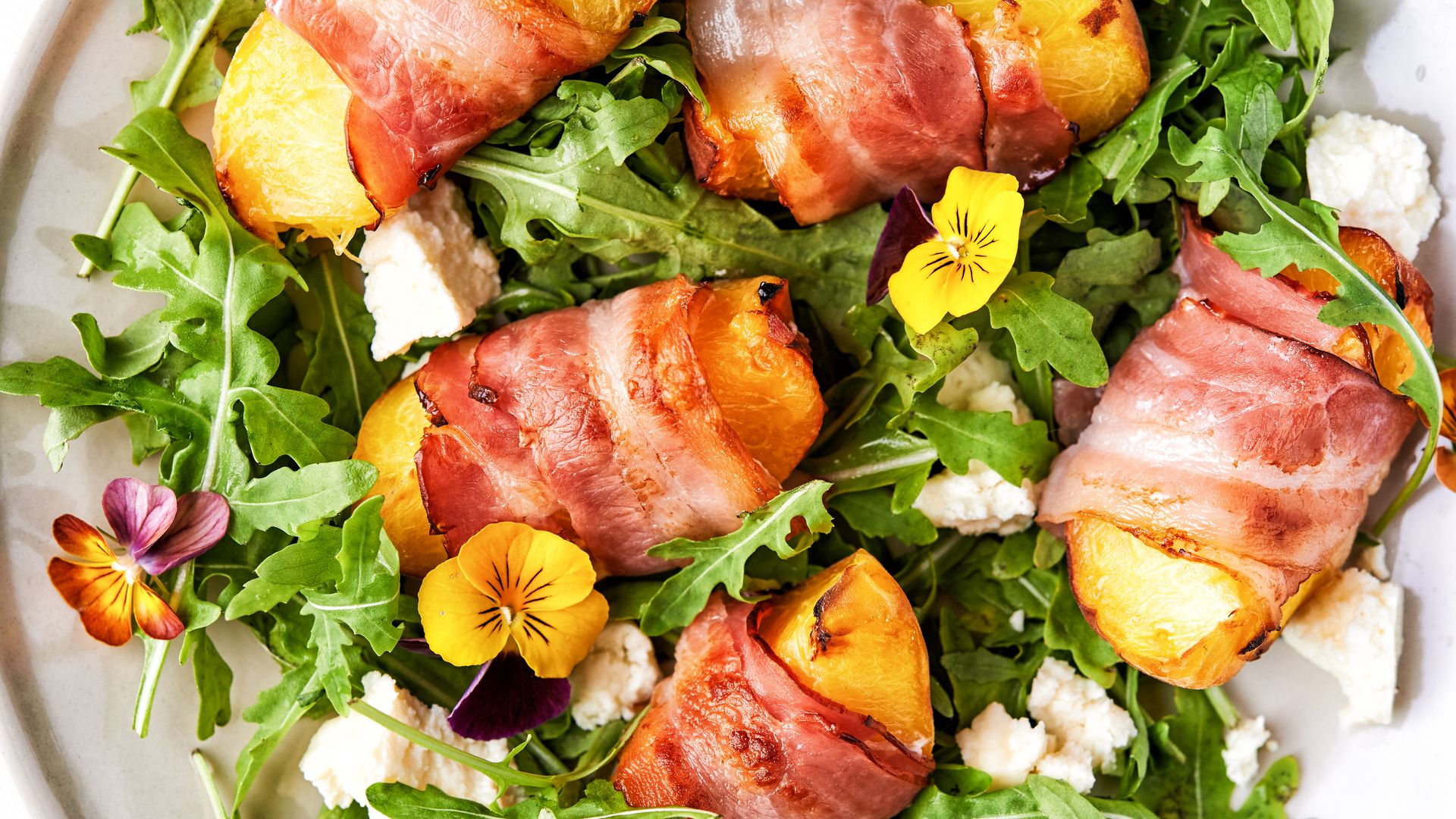 Ensalada de paraguaya con bacon y queso ricota