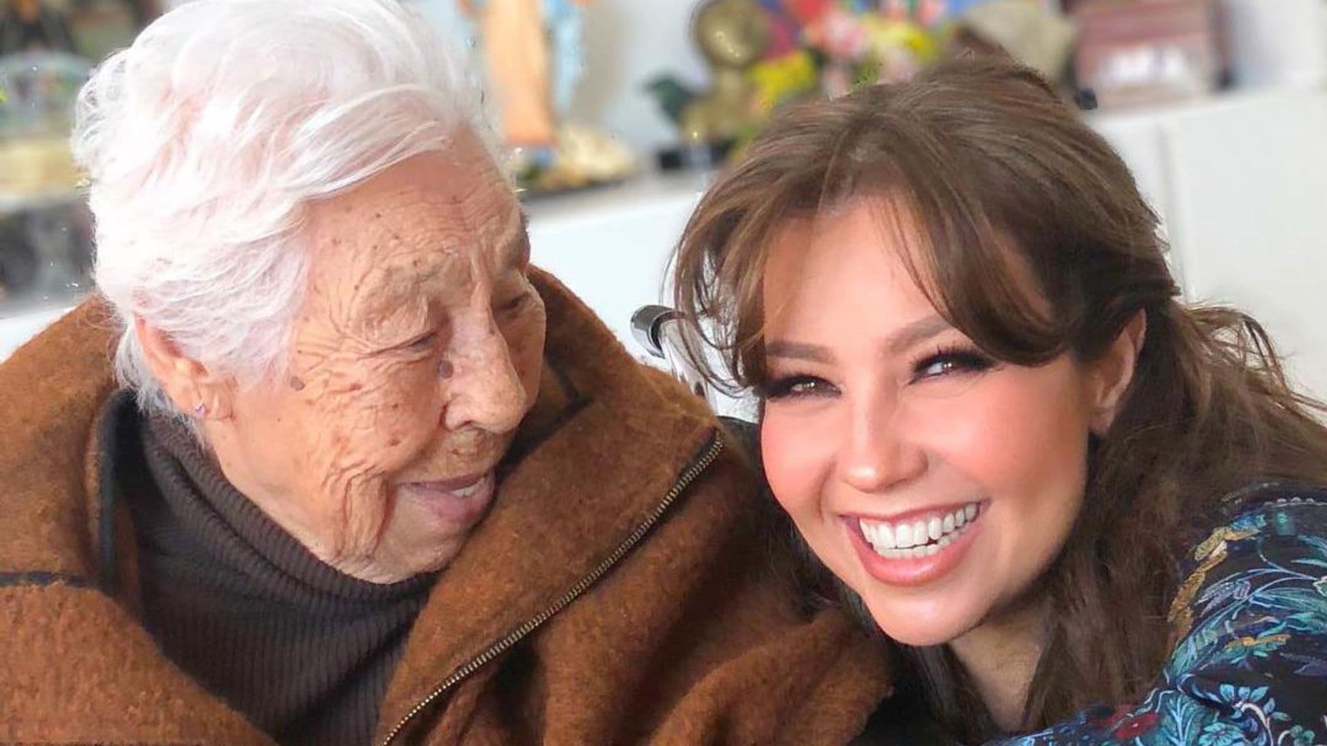 Thalía celebra a la distancia el cumpleaños número 102 de su abuela