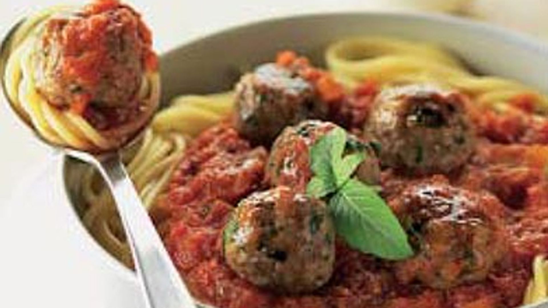 Espaguetis con albóndigas a la siciliana