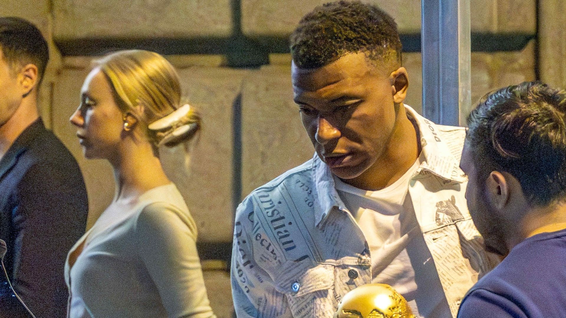 Kylian Mbappé y Ester Expósito fueron vistos saliendo de Zuma, un restaurante en Madrid.