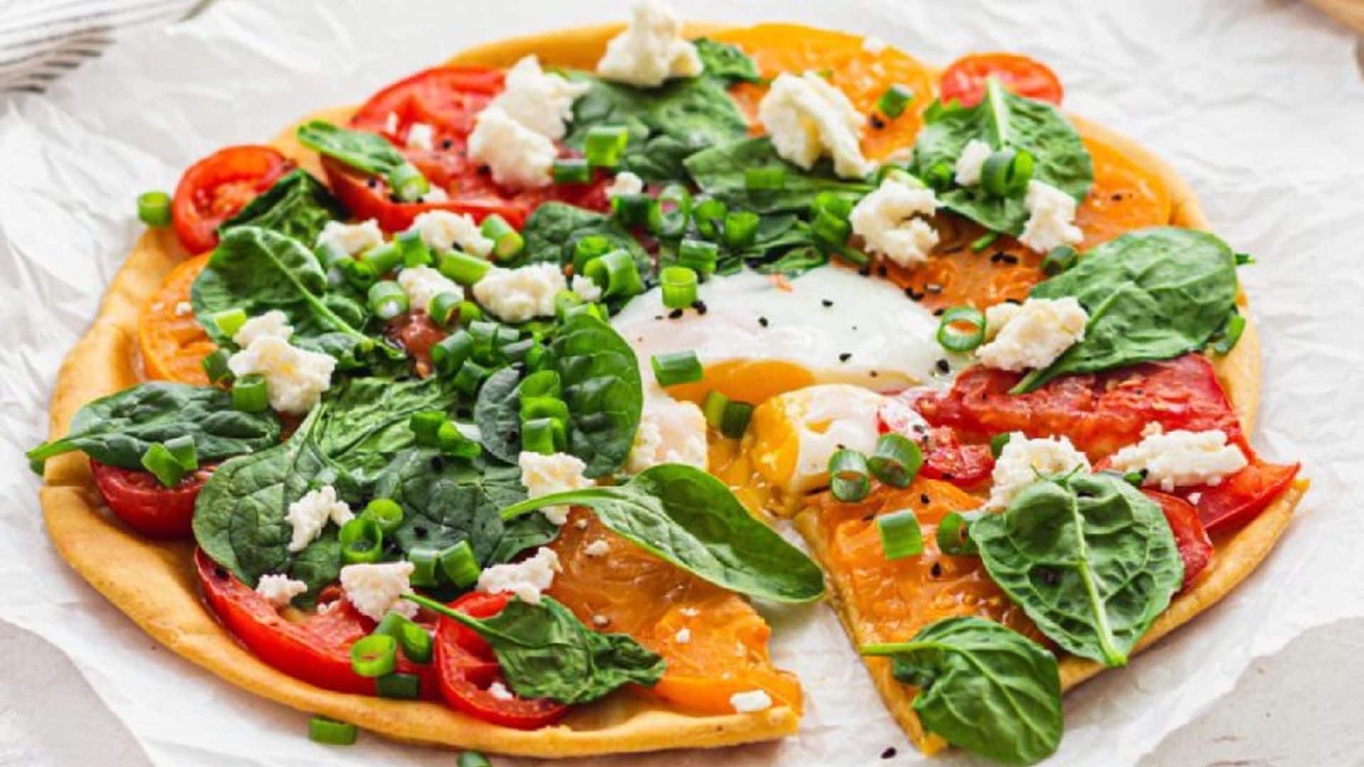 Pizza con espinacas, tomate y huevo
