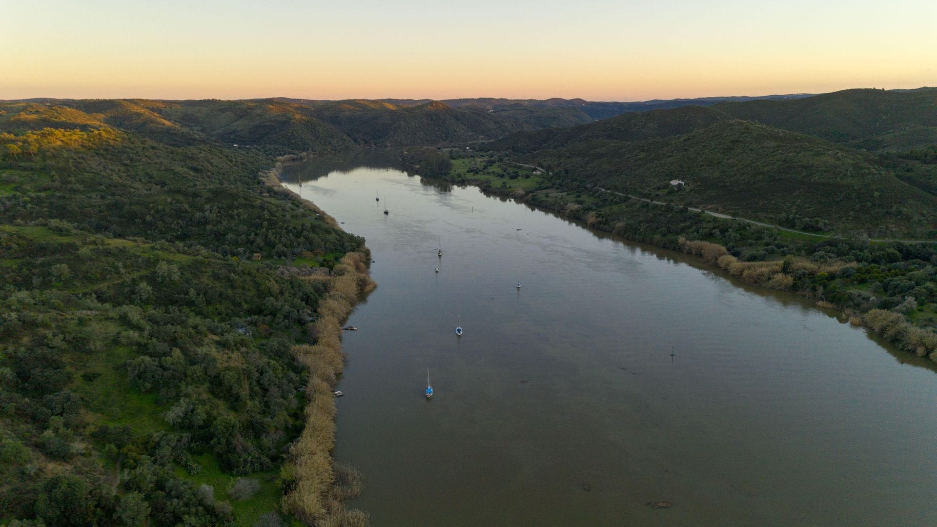 Vista aérea del río Guadiana a su paso por Sanlúcar de Guadiana en Huelva y Alcoutim en Portugal