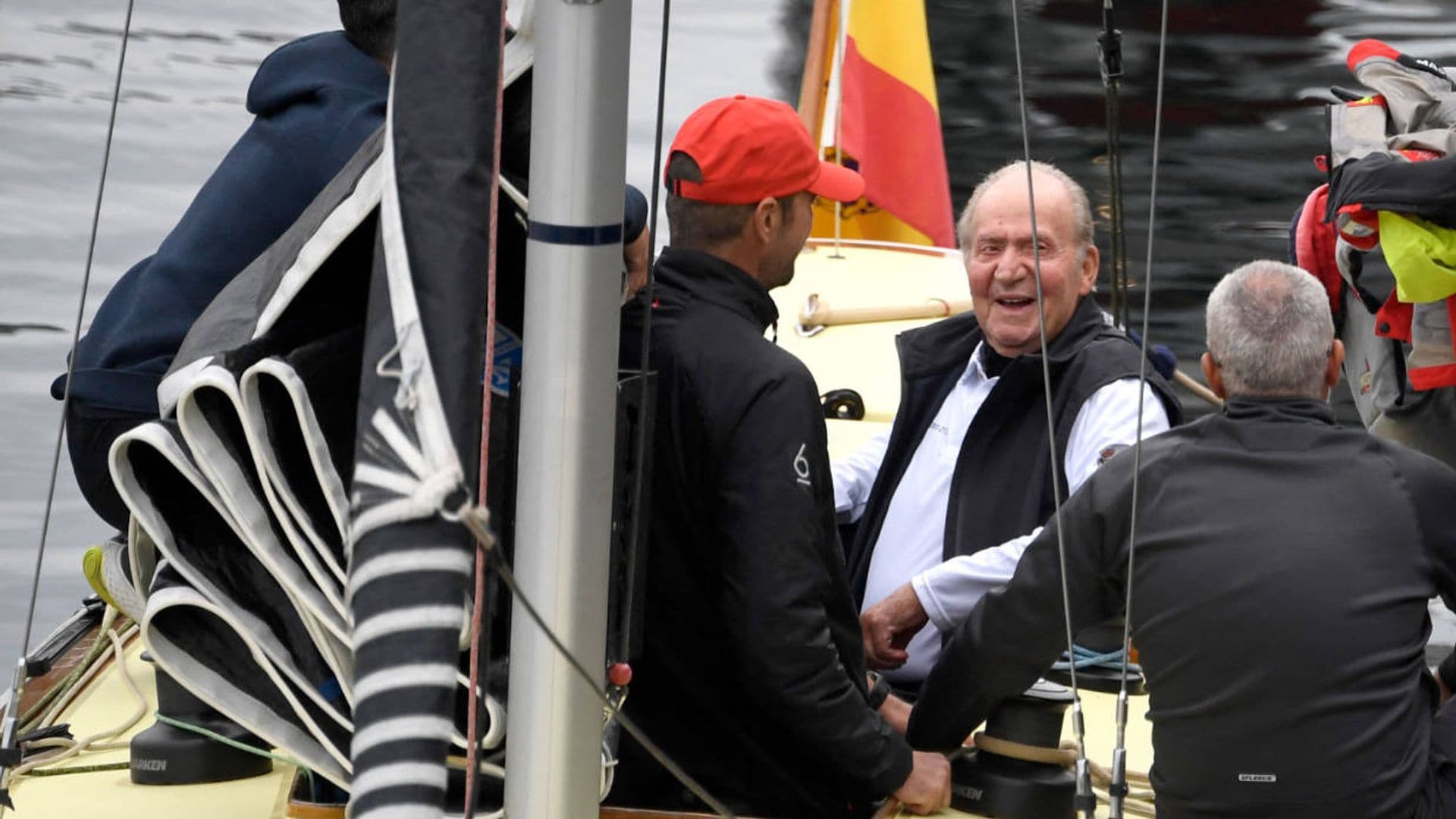 Primeras imágenes del rey Juan Carlos navegando a bordo de 'El Bribón' en Sanxenxo