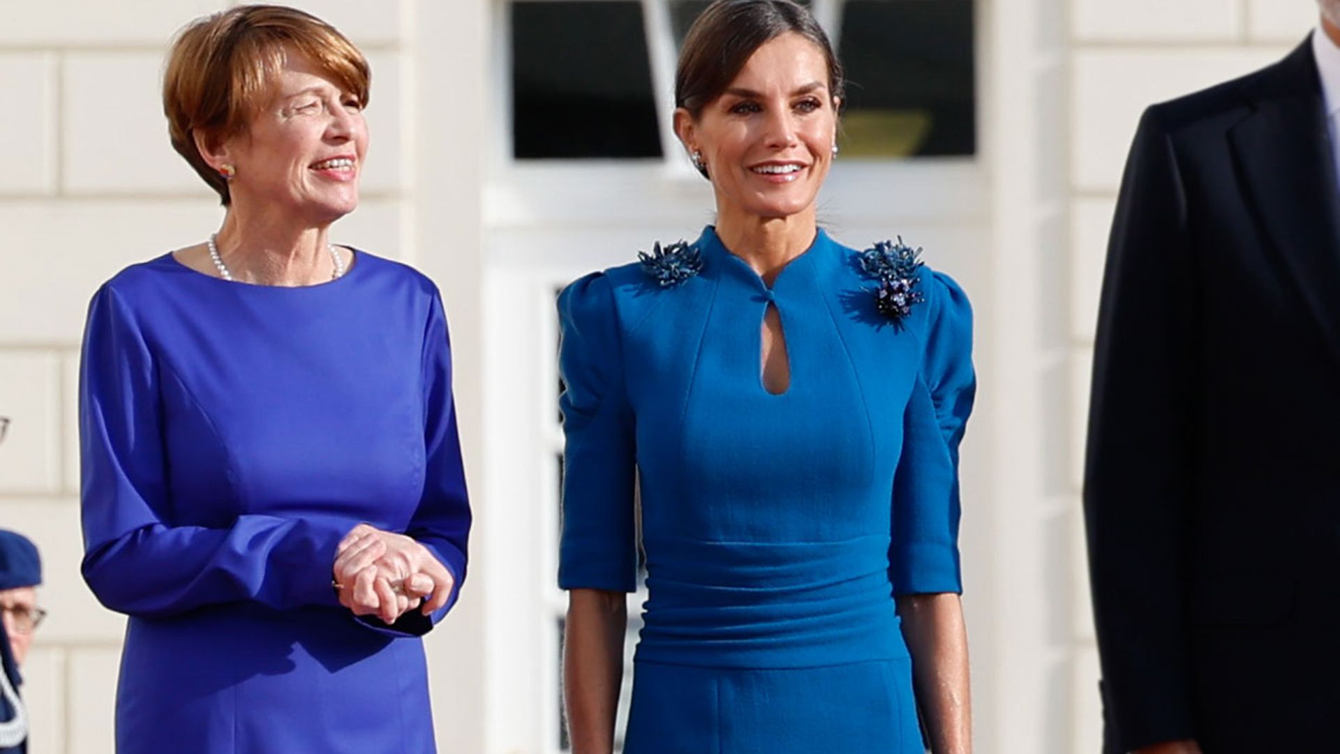 El nuevo vestido de la Reina, un diseño azul con fajín y flores de lentejuelas