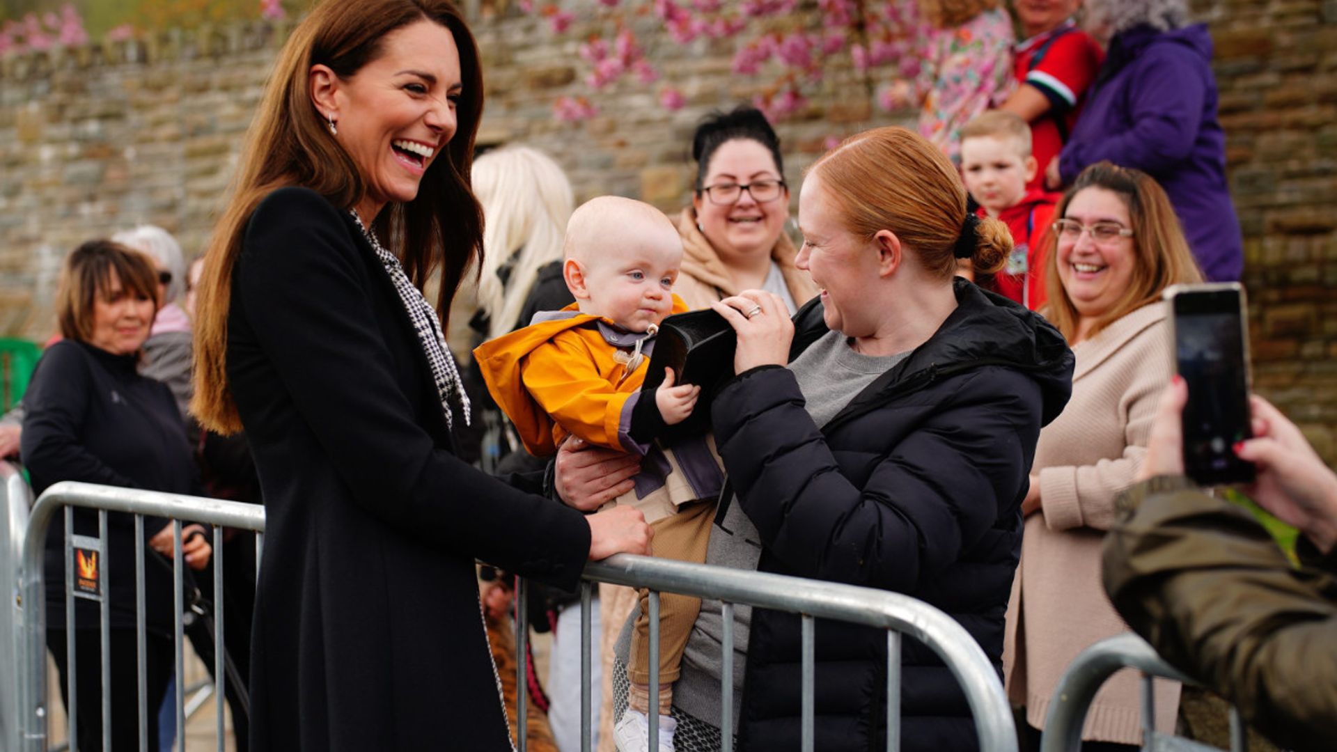 La simpática reacción de Kate Middleton cuando un bebé le 'roba' el bolso