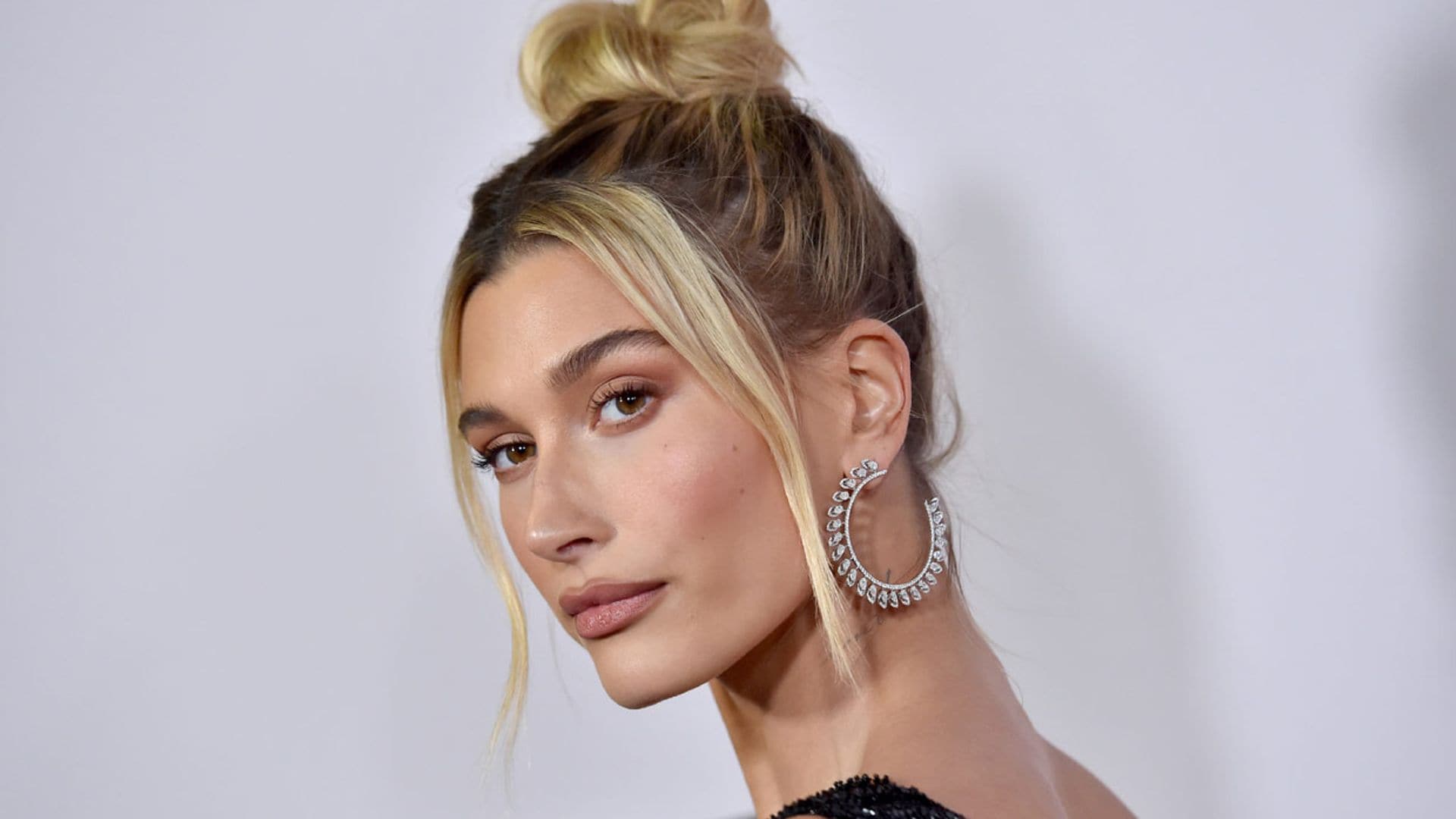 Hailey Baldwin habla sobre la enfermedad genética que afecta a sus manos