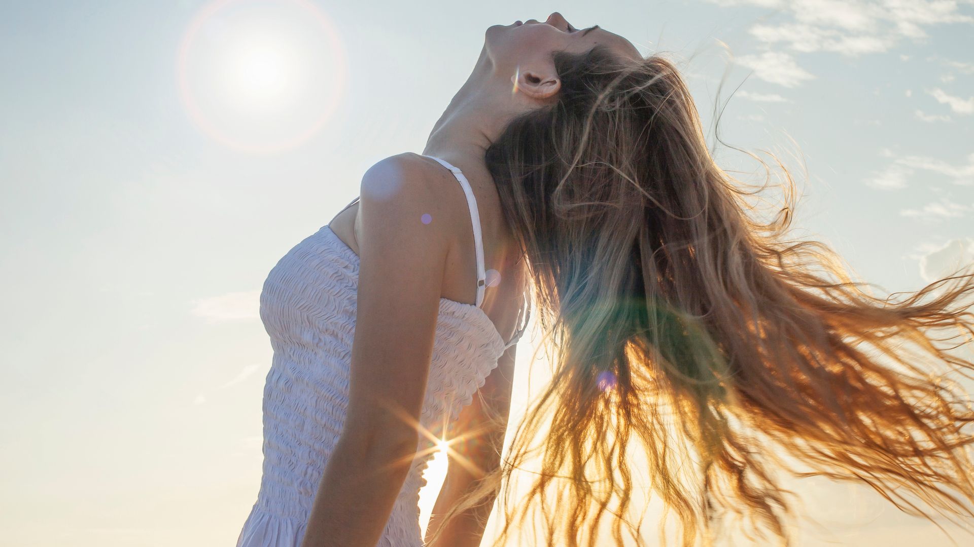 Cómo cuidar el pelo teñido en verano: los trucos de una editora de belleza