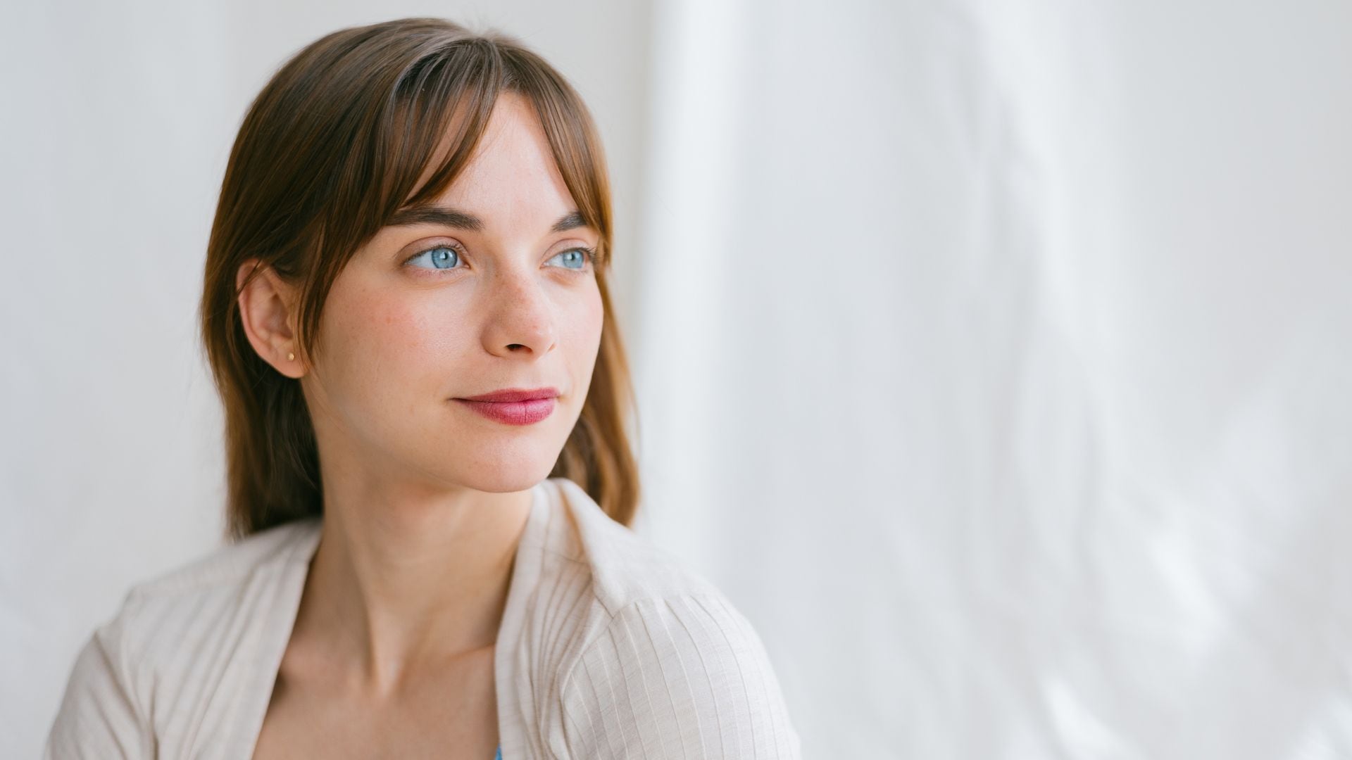 mujer con los ojos azules pensativa