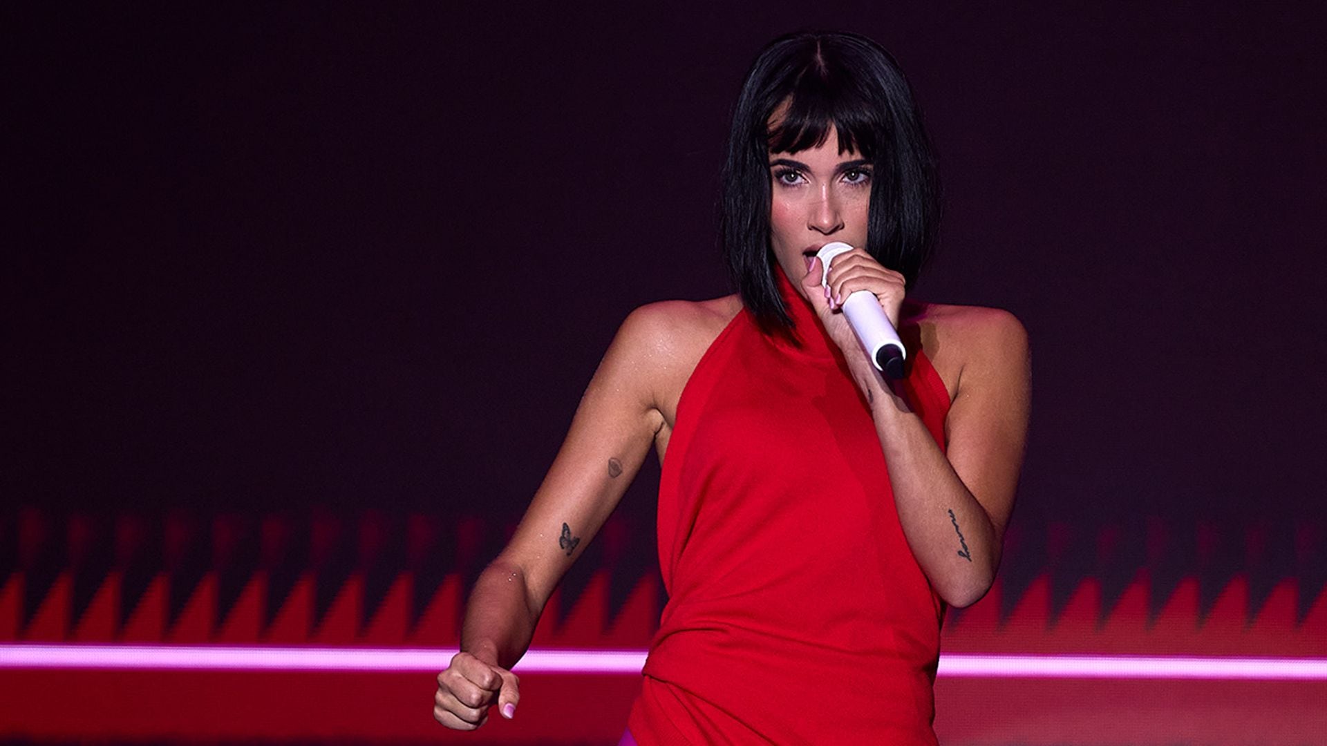 Analizamos el vestuario de Aitana sobre el escenario: ¿está siguiendo los pasos de Dua Lipa?