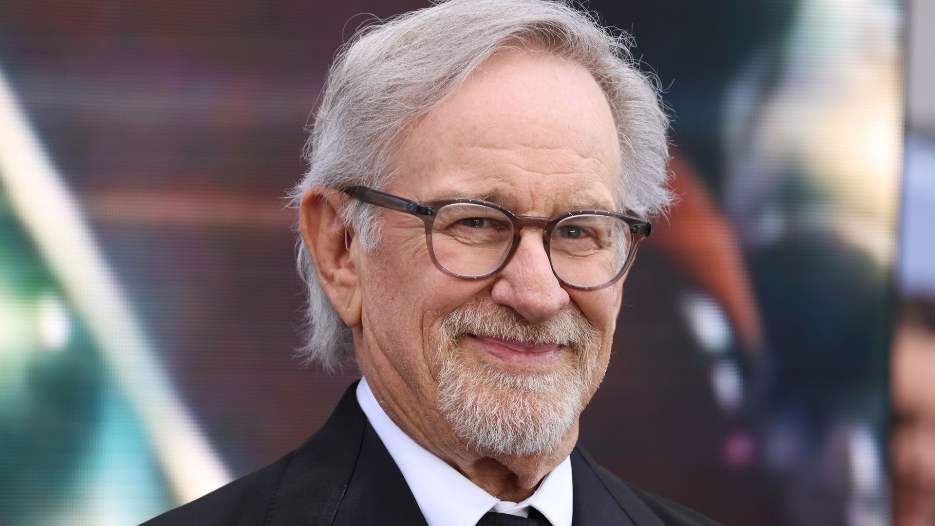 Imagen de Steven Spielberg sonriendo mientras acude a la premiere de Disclosure Day