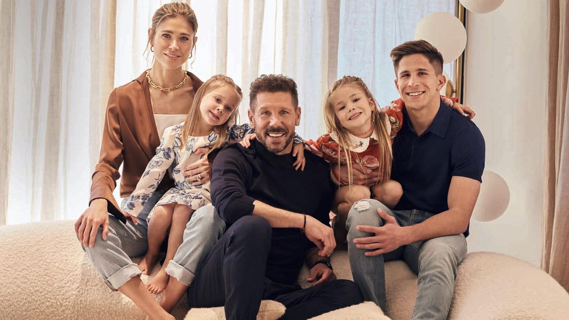 Diego Simeone y Carla Pereyra nos reciben en familia en su casa de Madrid