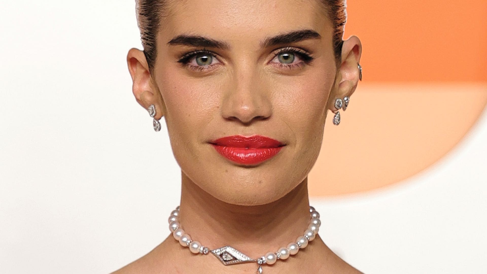 Los productos de belleza que usan los maquilladores para un look navideño perfecto y fácil