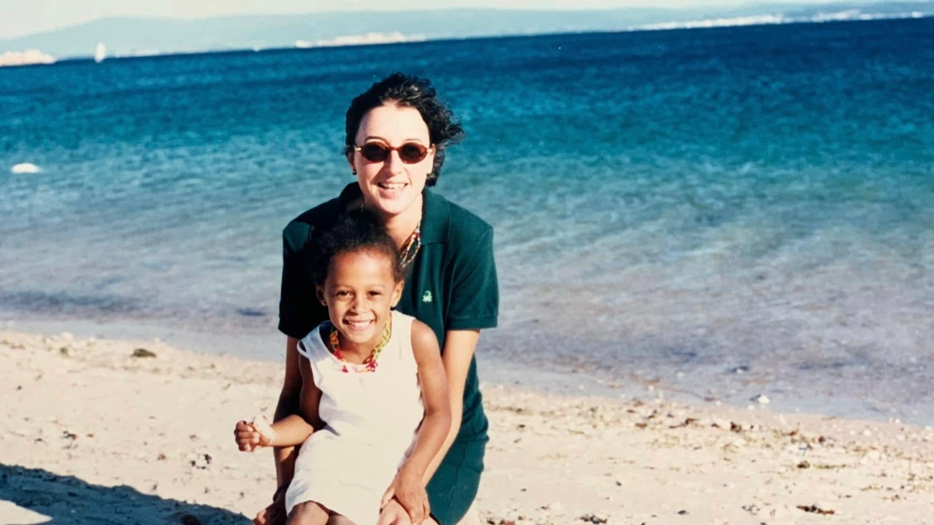 Ana Peleteiro, de pequeña, junto a su madre