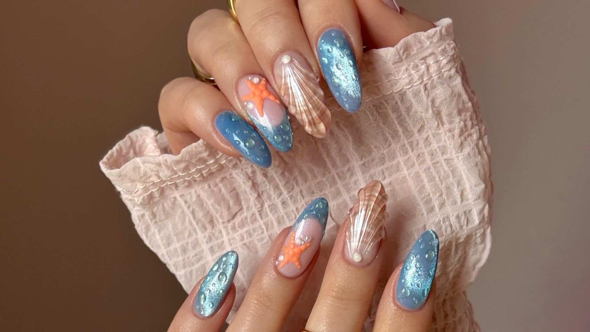 12 manicuras de inspiración marina: de la francesa en azul océano a las uñas con estrellas y conchas