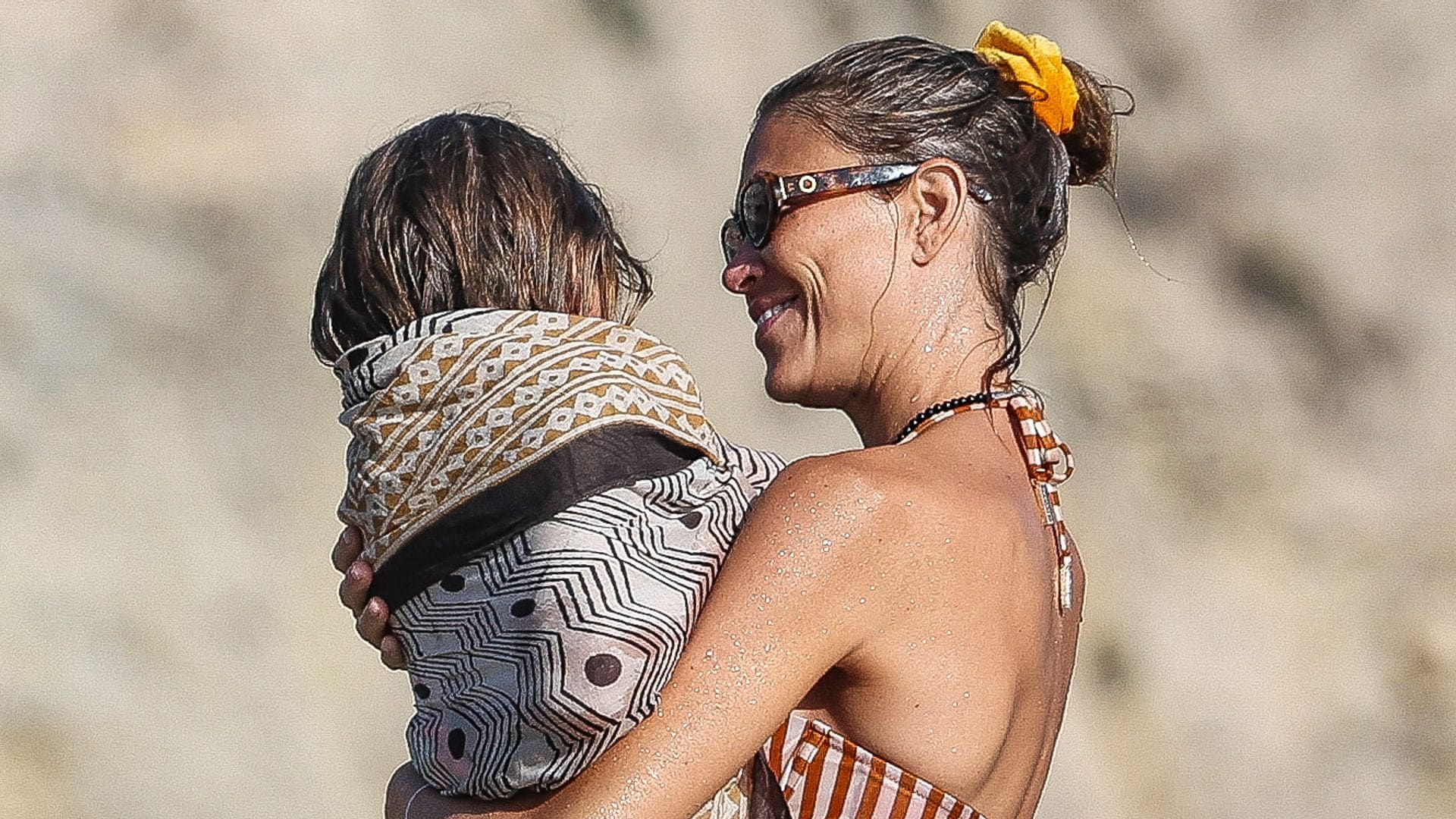 Carla Pereyra, pura ternura con sus hijas y gran complicidad con su nueva 'nuera', la modelo argentina Eva Bargiela