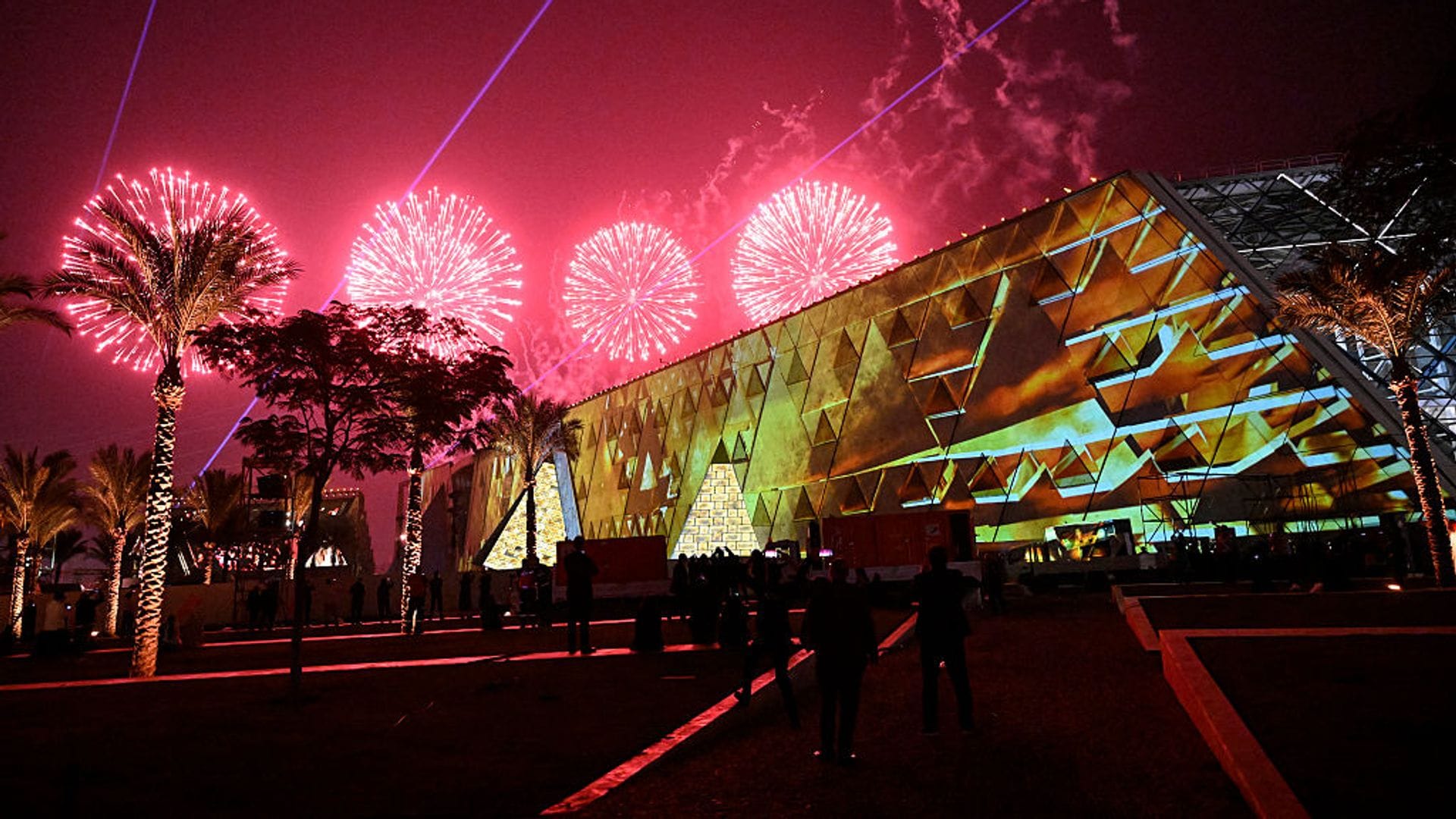 Faraones en el cielo y royals en primera fila: la noche más espectacular de Felipe VI en Egipto