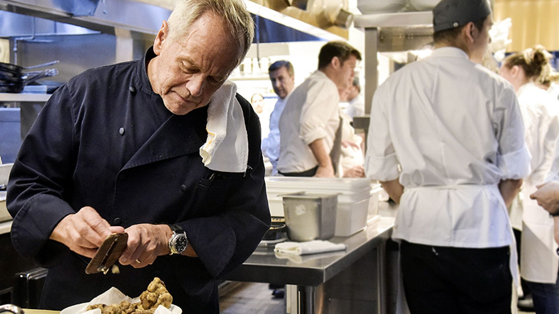HOLA TV habla con Wolfgang Puck, el chef de los Oscar que sirve comida casera a los 1.500 invitados
