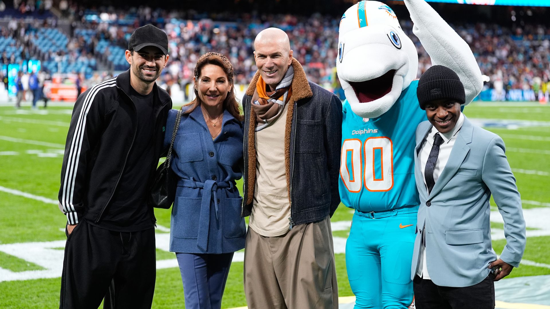 Las mejores fotografías de la NFL en Madrid: animadoras, una larga lista de VIPs y ambiente de 'mini Superbowl' en el Bernabéu
