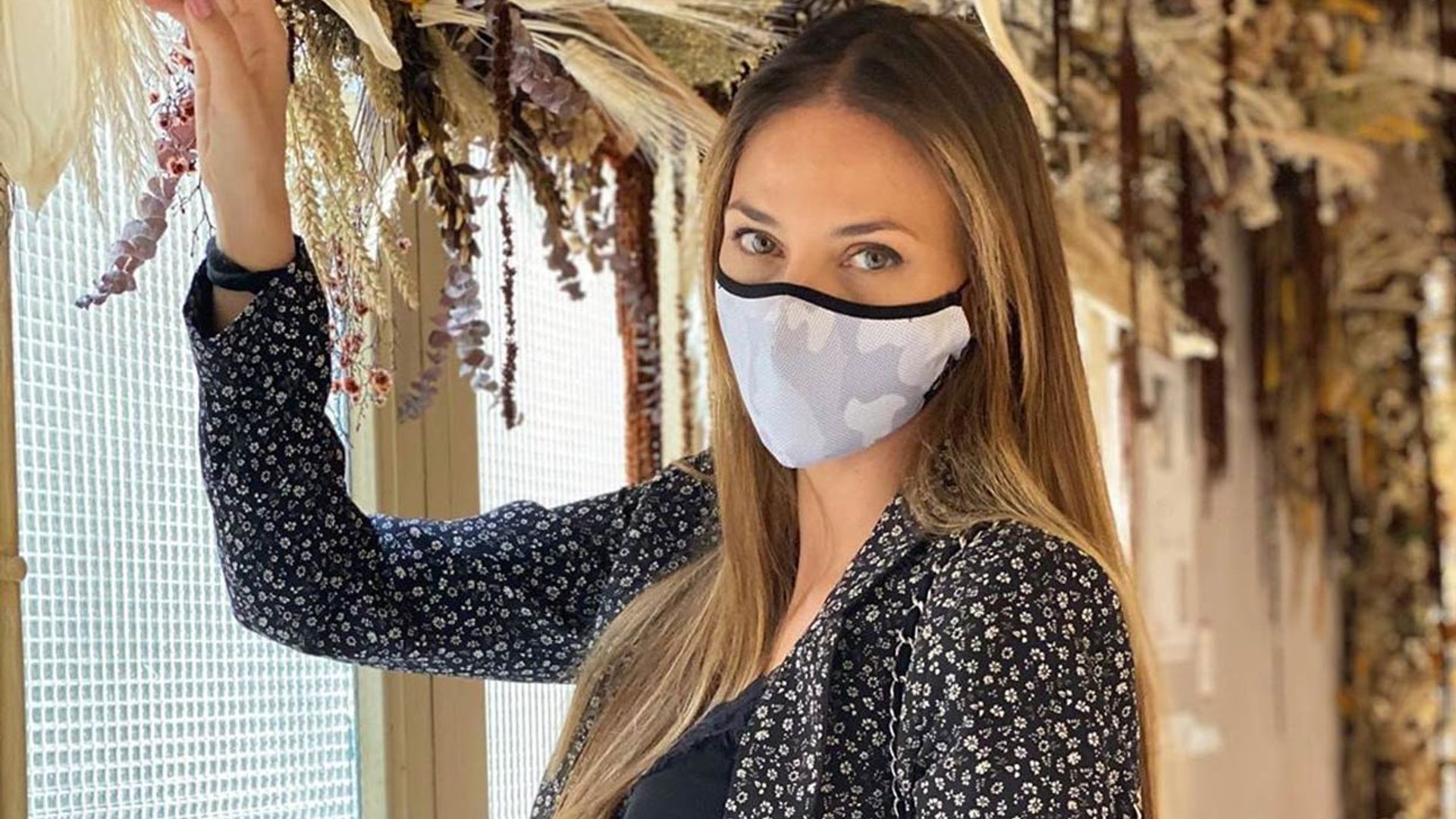 Helen Lindes estrena 'nueva normalidad' con traje de microflores y mascarilla estampada