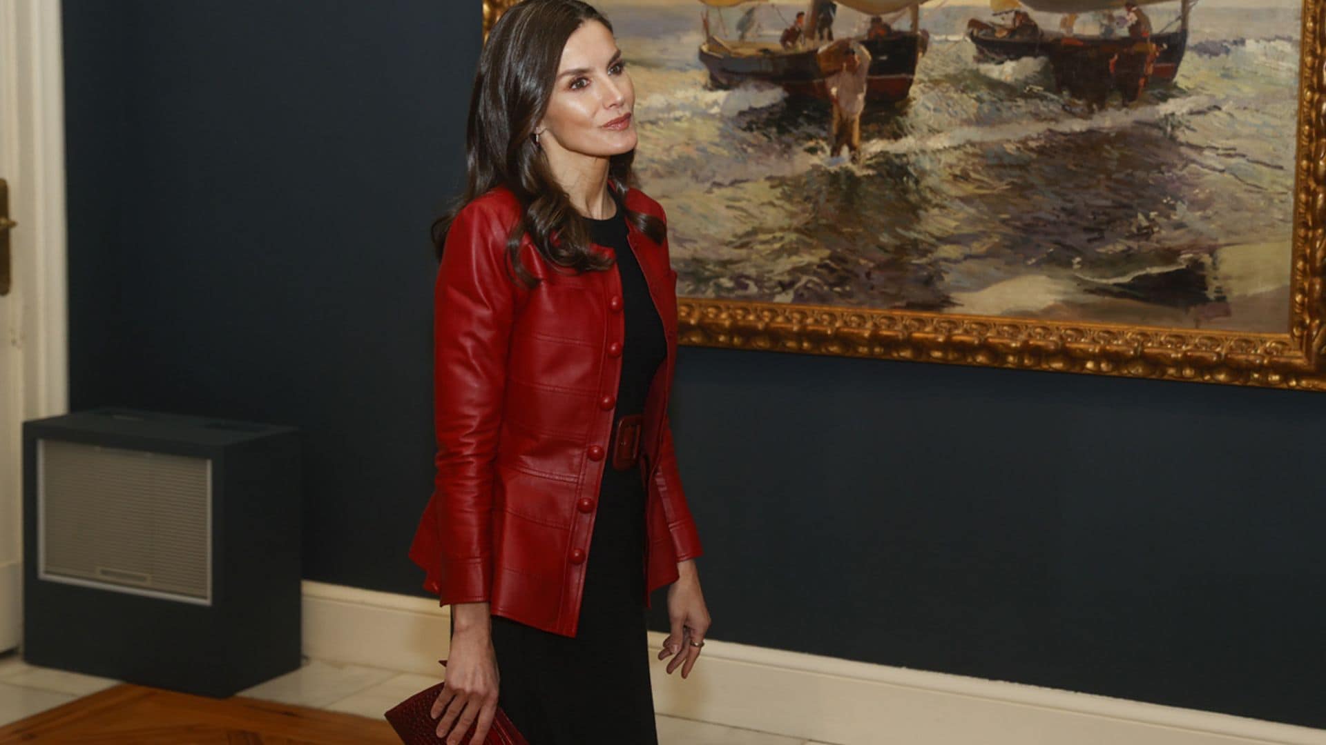 La Reina apuesta todo al cuero rojo con su chaqueta 'péplum' y un vestido de Mango