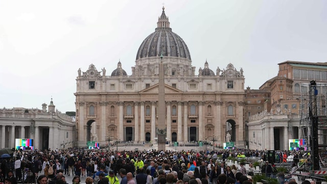 Miles de feligreses hacen largas filas para dar el último adiós al Papa Francisco 
