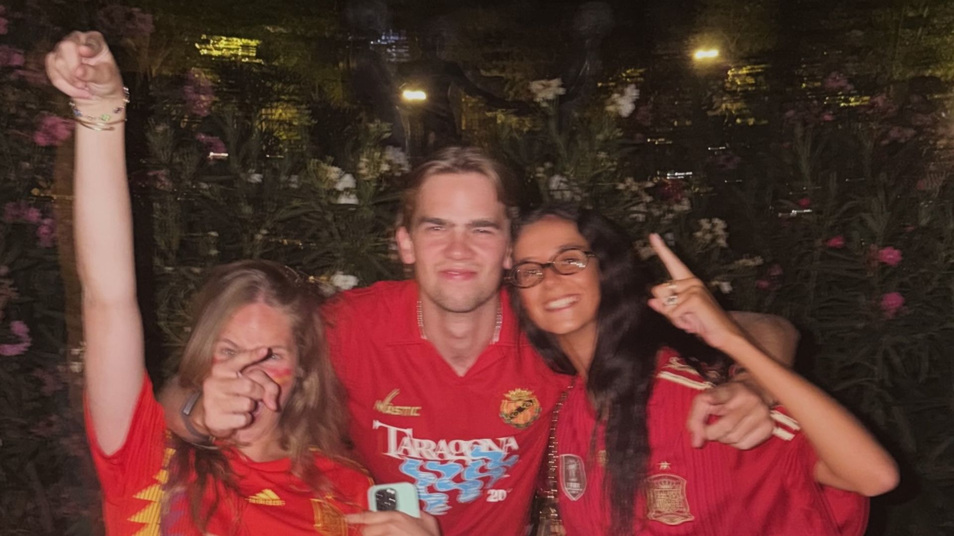 Las imágenes de la efusiva celebración de Miguel e Irene Urdangarin con Victoria Federica tras el triunfo de España
