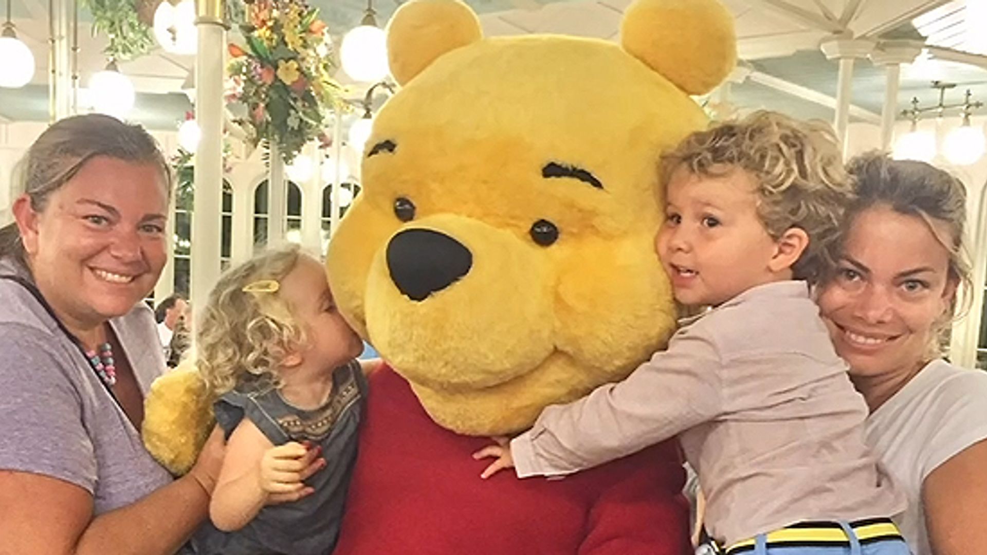 Caritina Goyanes junto a su hermana Carla y sus hijos via Instagram
