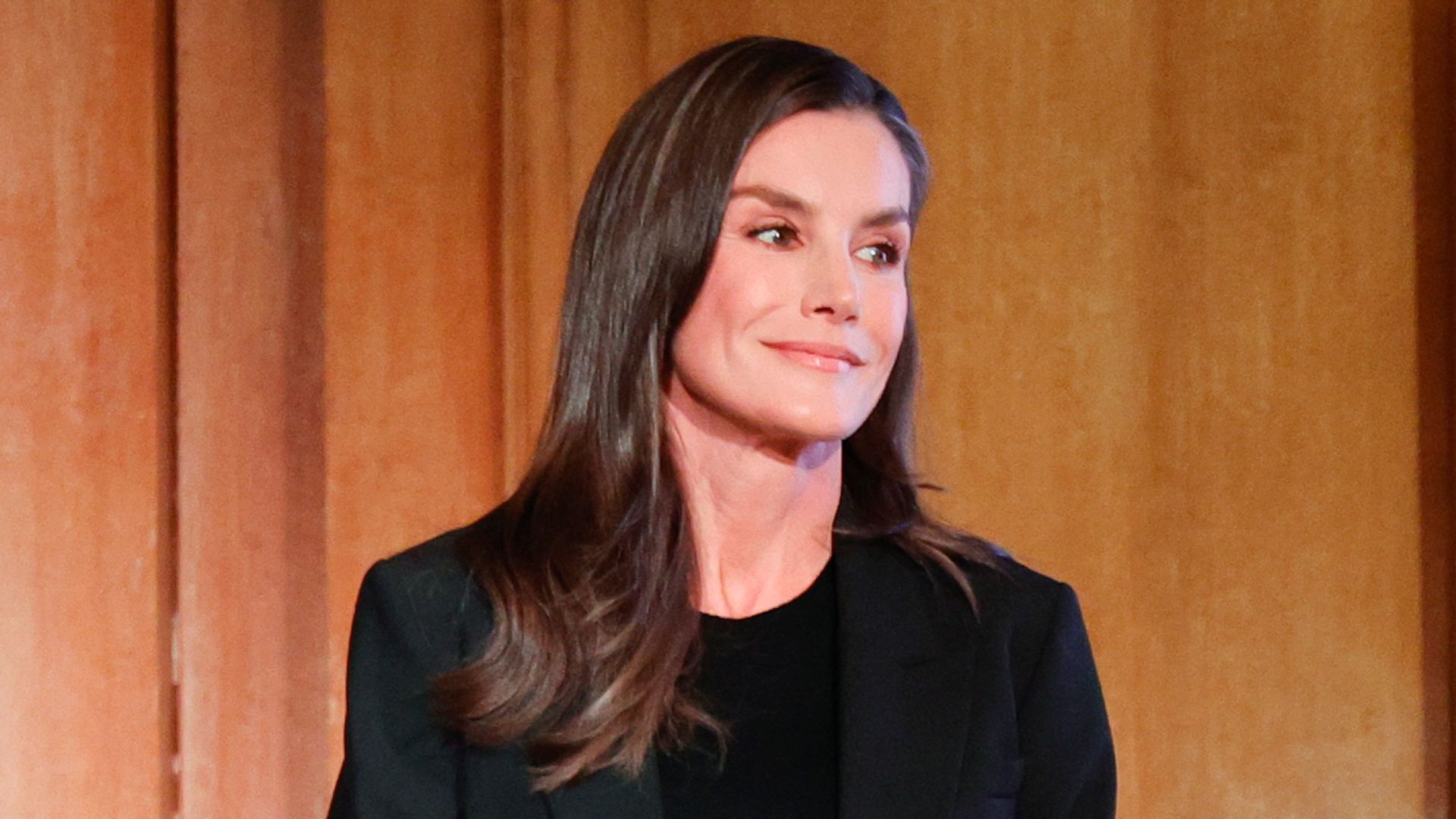 La reina Letizia, en un juego de contrastes, recicla sus pantalones de tweed verde que estrenó en el gran día de la infanta Elena