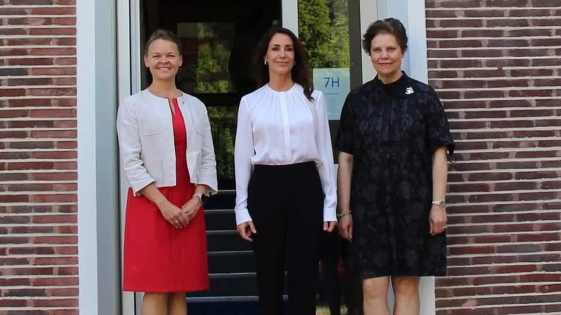 El curioso caso de la blusa 'Banora' que une los armarios más selectos de reinas y princesas europeas