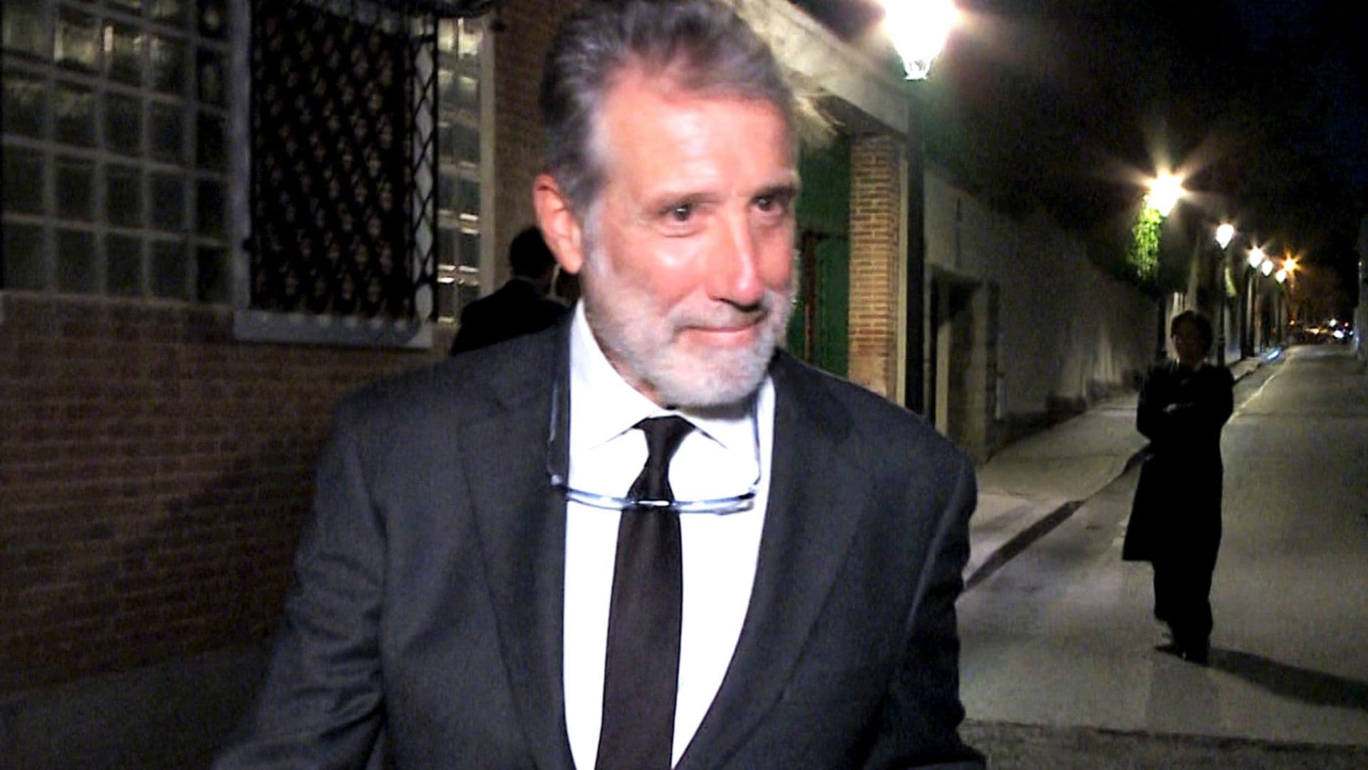 Emilio Aragón, muy afectado en el funeral de su suegro y acompañado por el duque de Huéscar